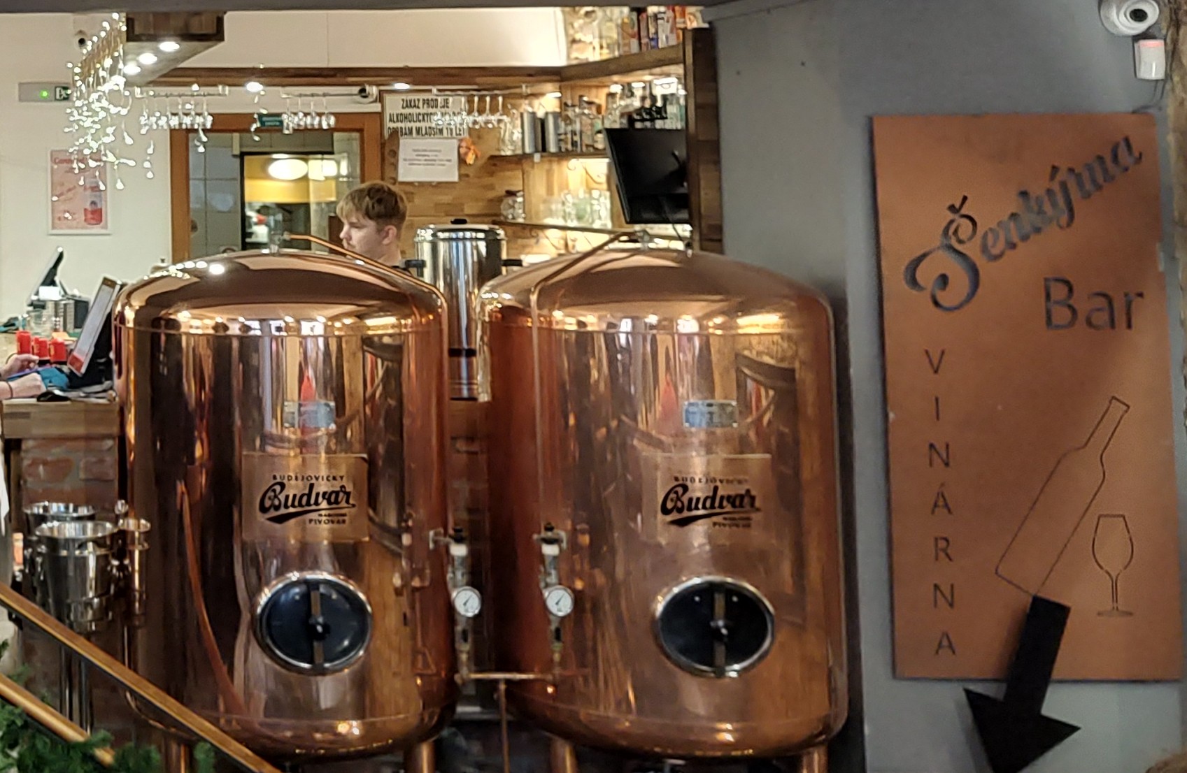 tanques de cerveza del restaurante barato de Praga Šenkýrna Hlubina