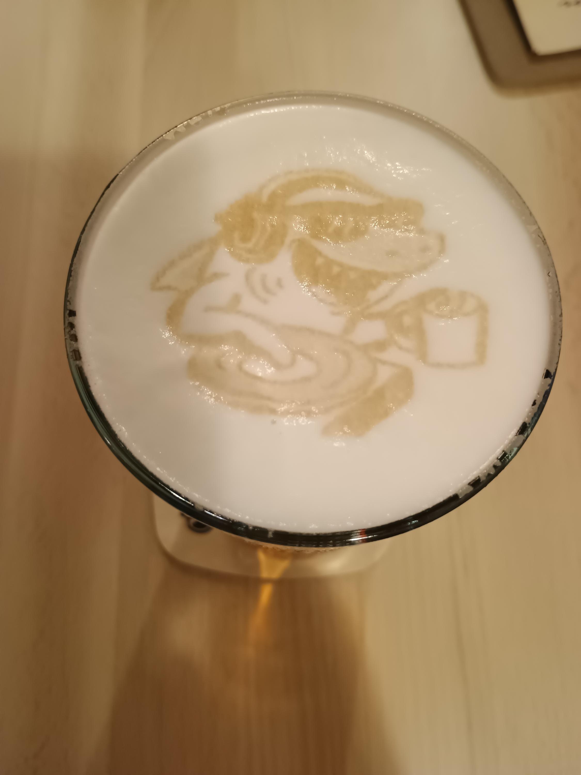 Cerveza del restaurante Bernard Brewhouse en Praga con una carita en la espuma