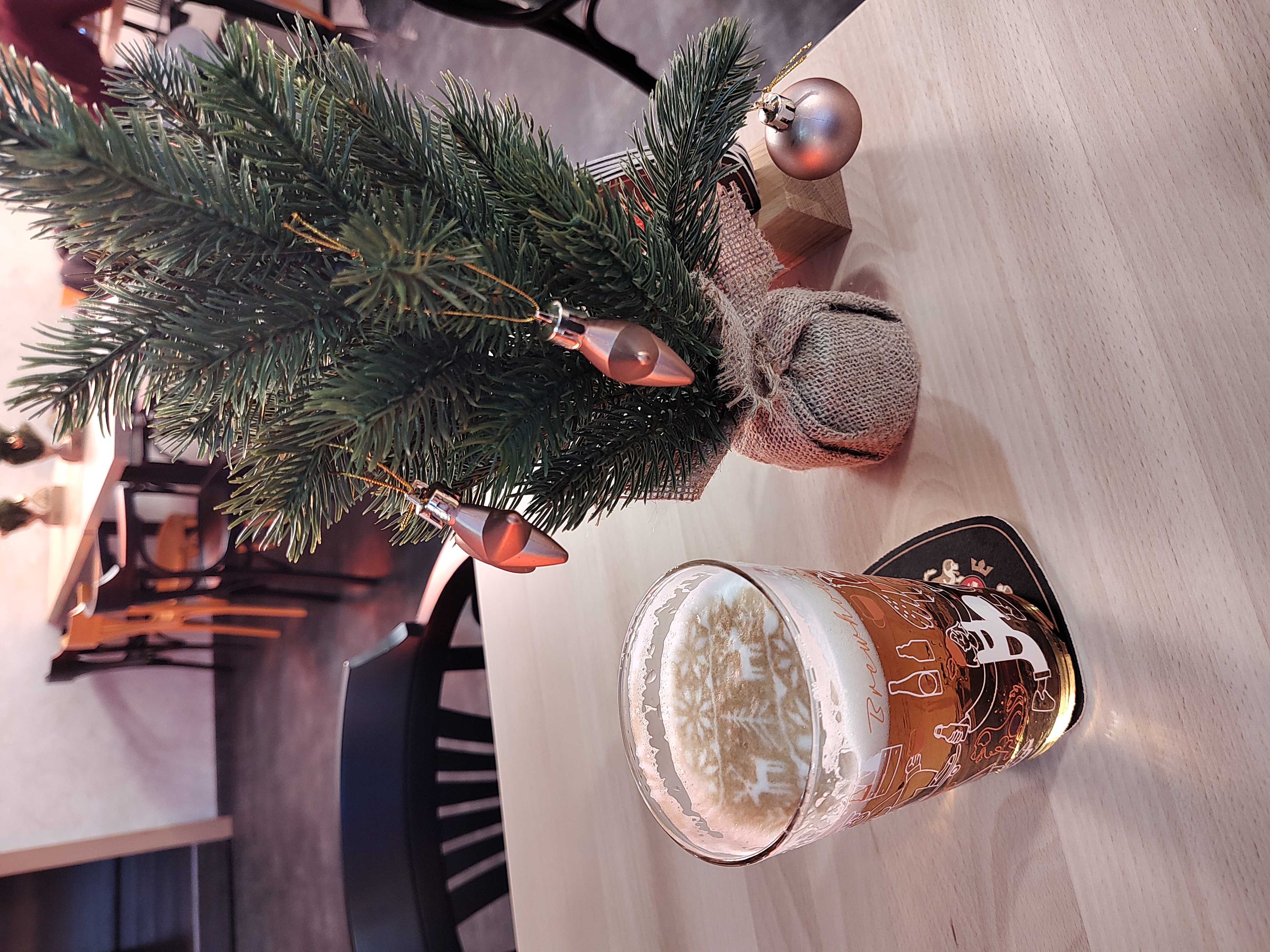 Cerveza del restaurante Bernard Brewhouse en Praga con una carita en la espuma