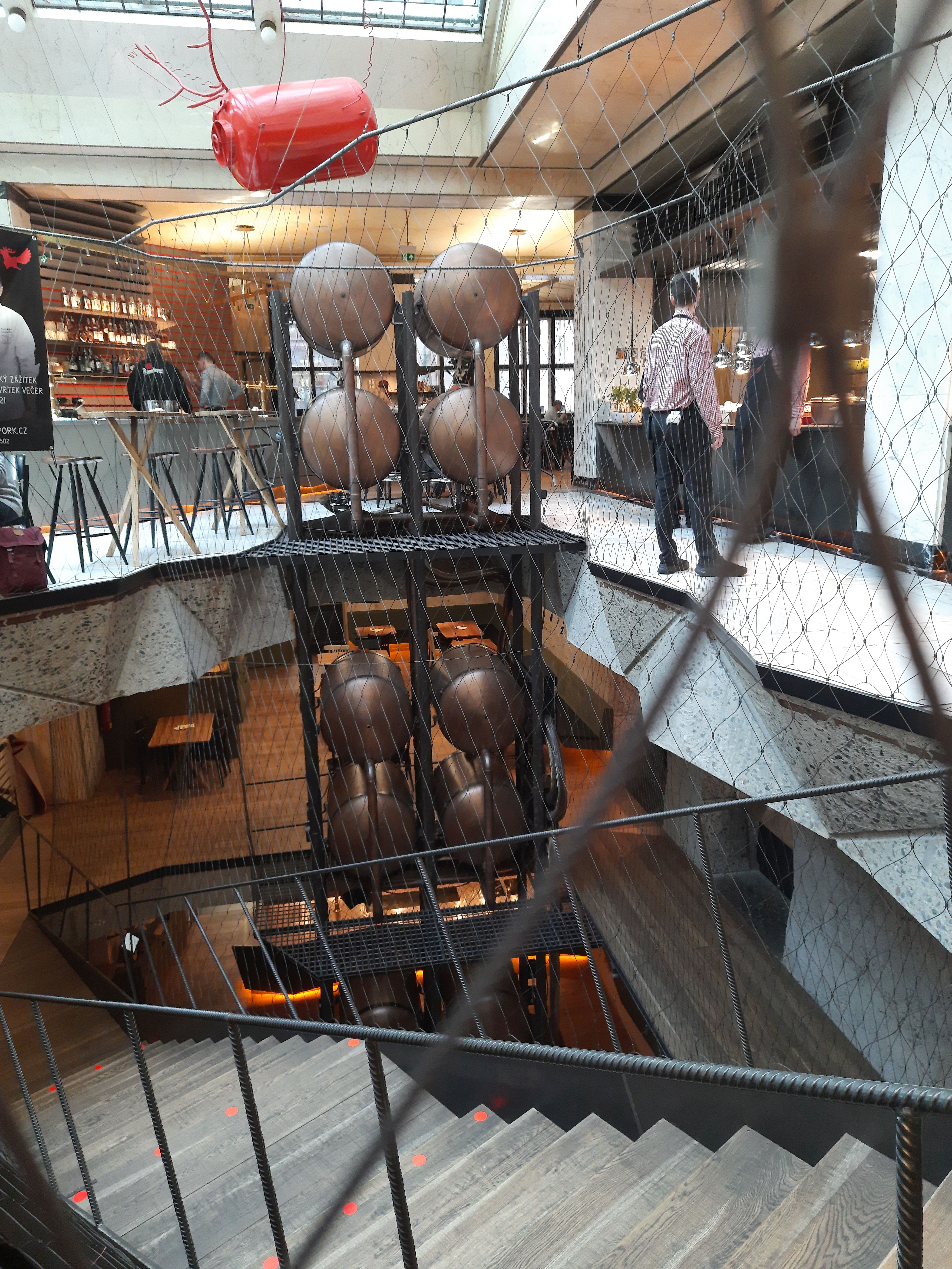 tanques de cerveza del restaurante Červený Jelen en Praga