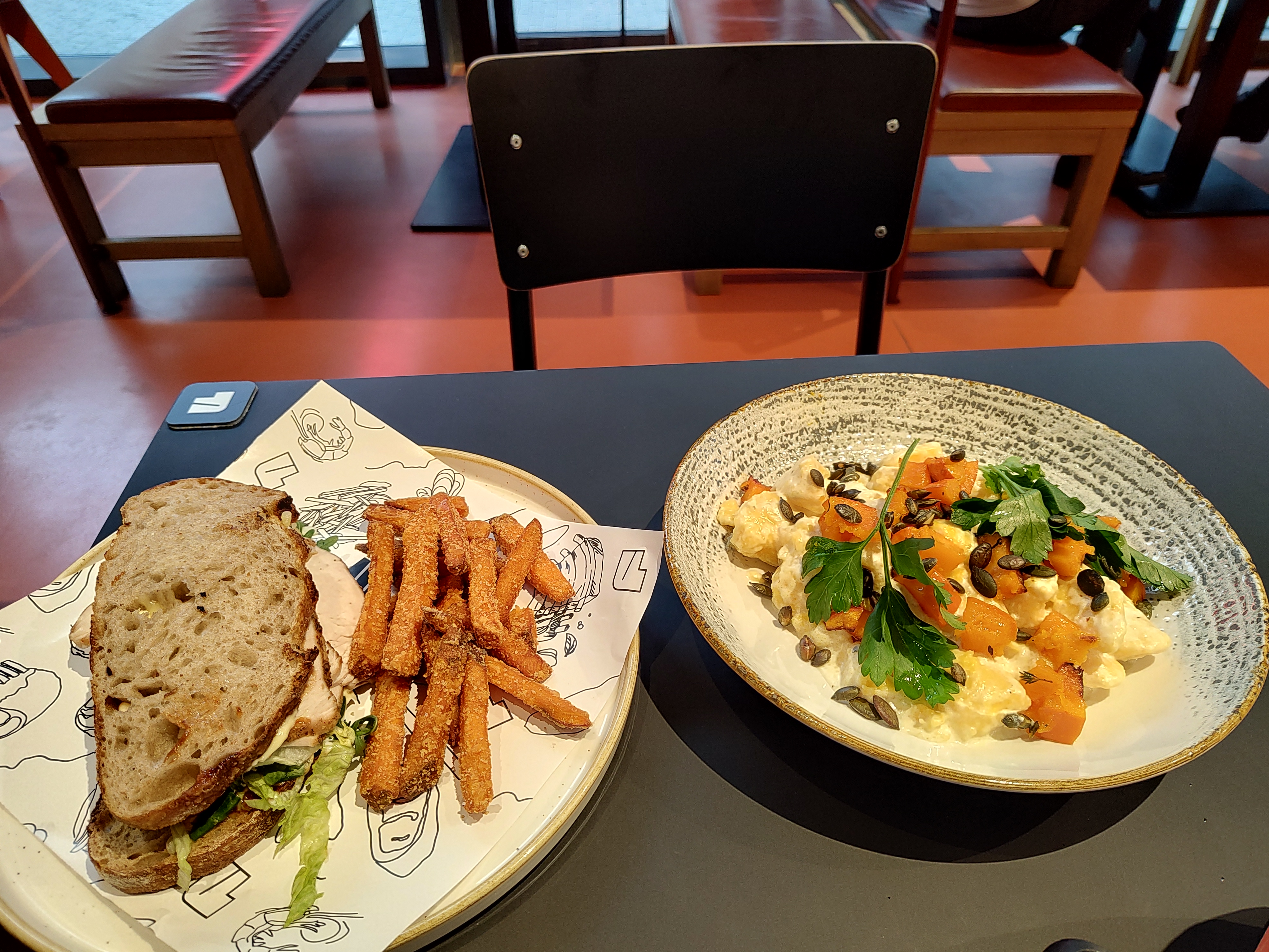 Platos del restaurante Fuze en Praga: sandwich de pavo y ñoquis de calabaza