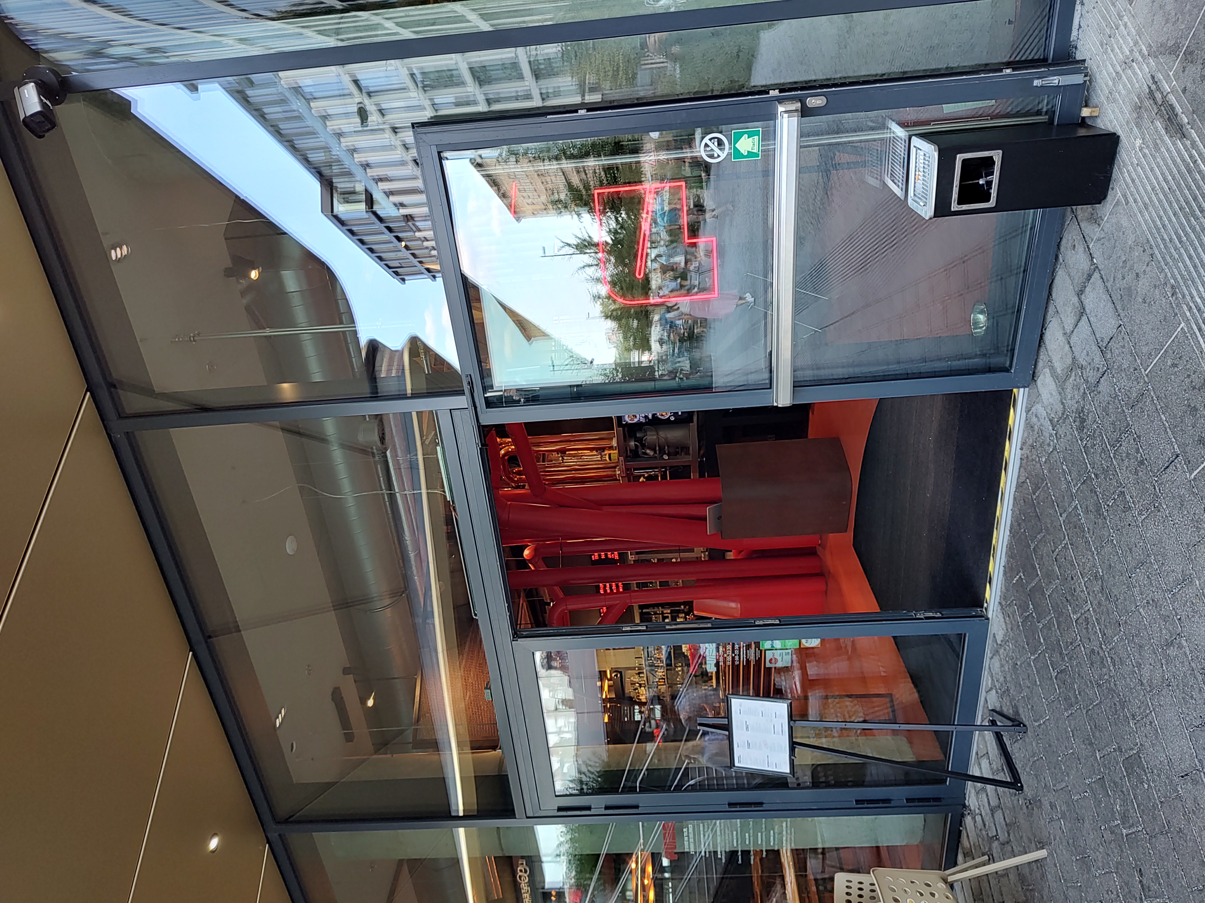 Entrada al nuevo restaurante Fuze en Praga