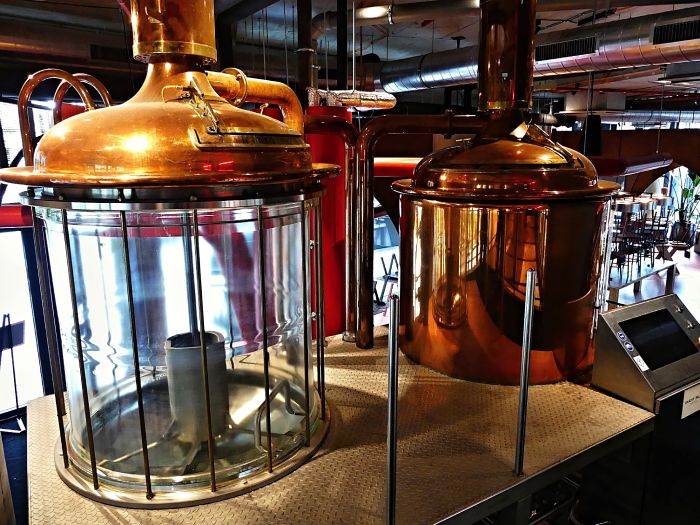 Olla de cocción de cerveza en el restaurante Fuze en Praga