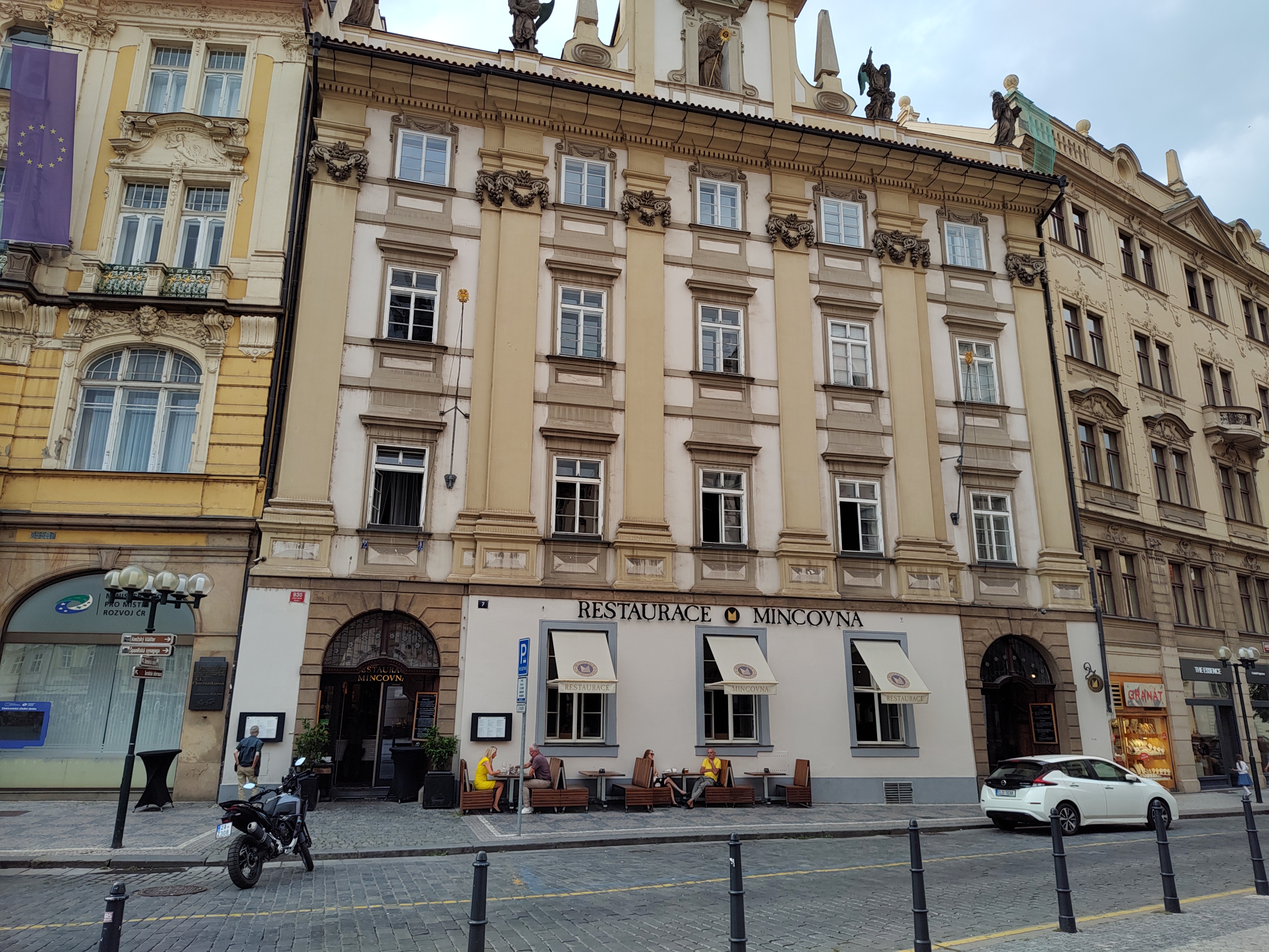 Fachada del restaurante Mincovna en la plaza de la ciudad vieja de Praga