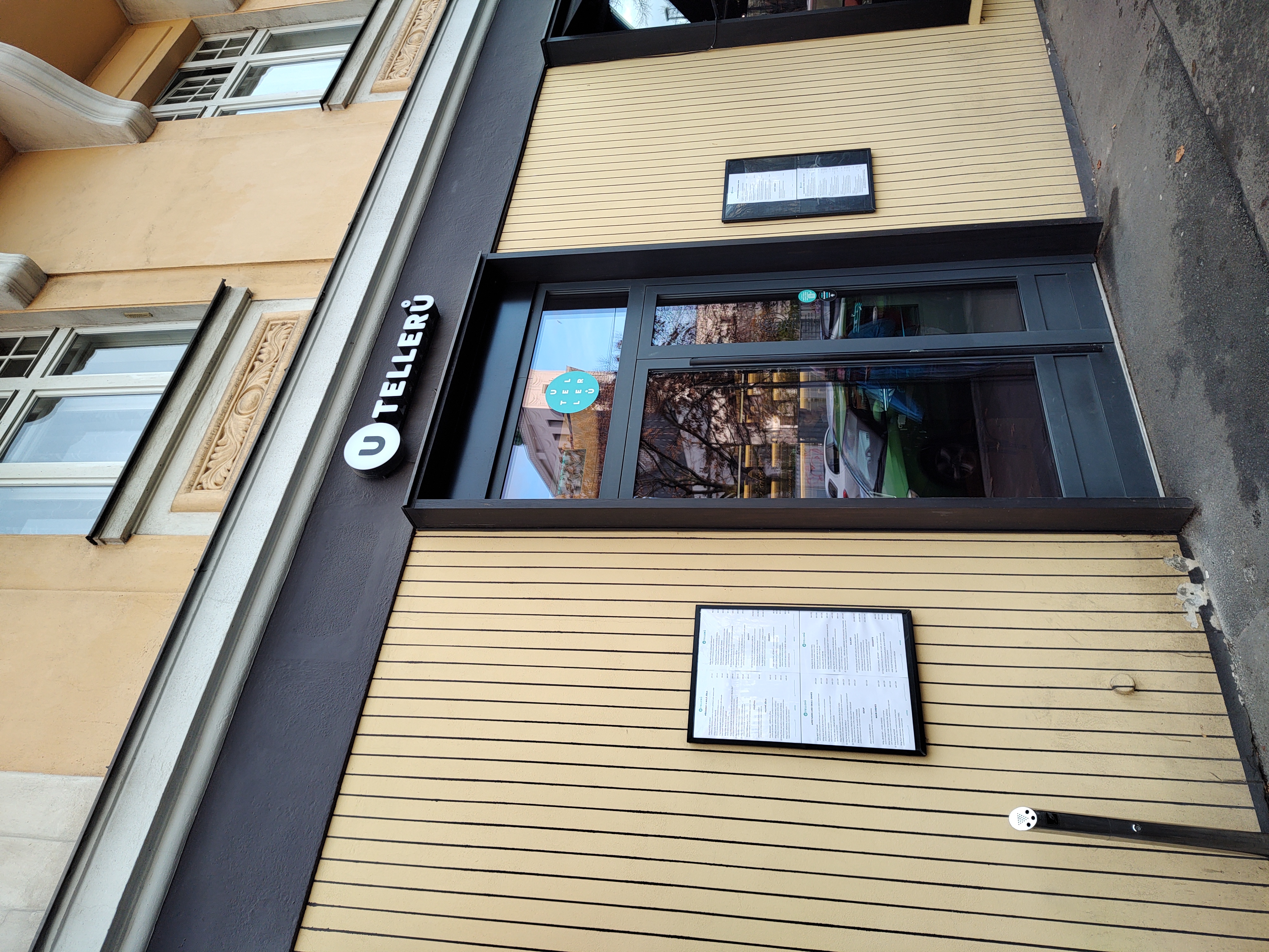 Entrada al restaurante U Tellerů en Praga