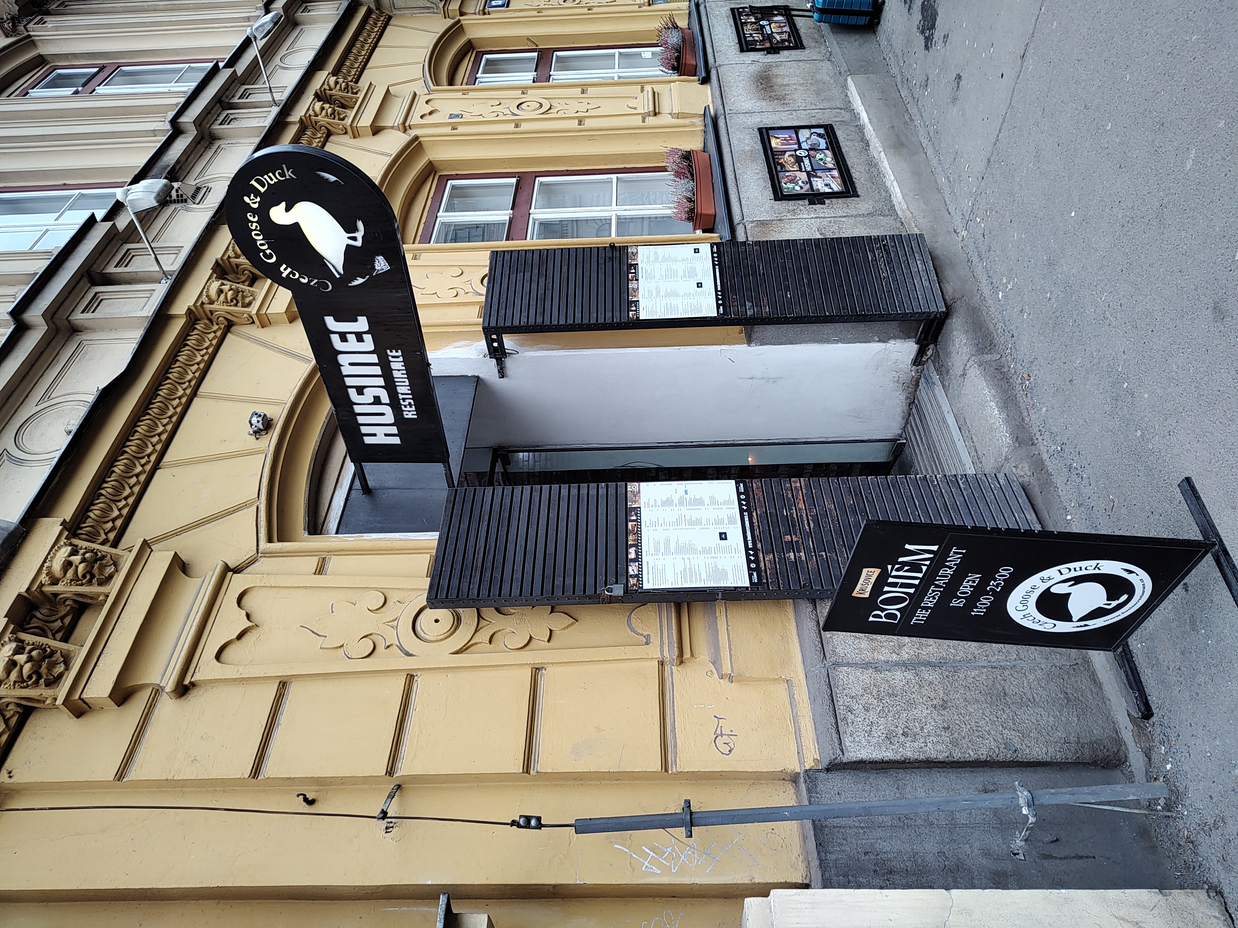 Entrada al restaurante Husinec en Praga