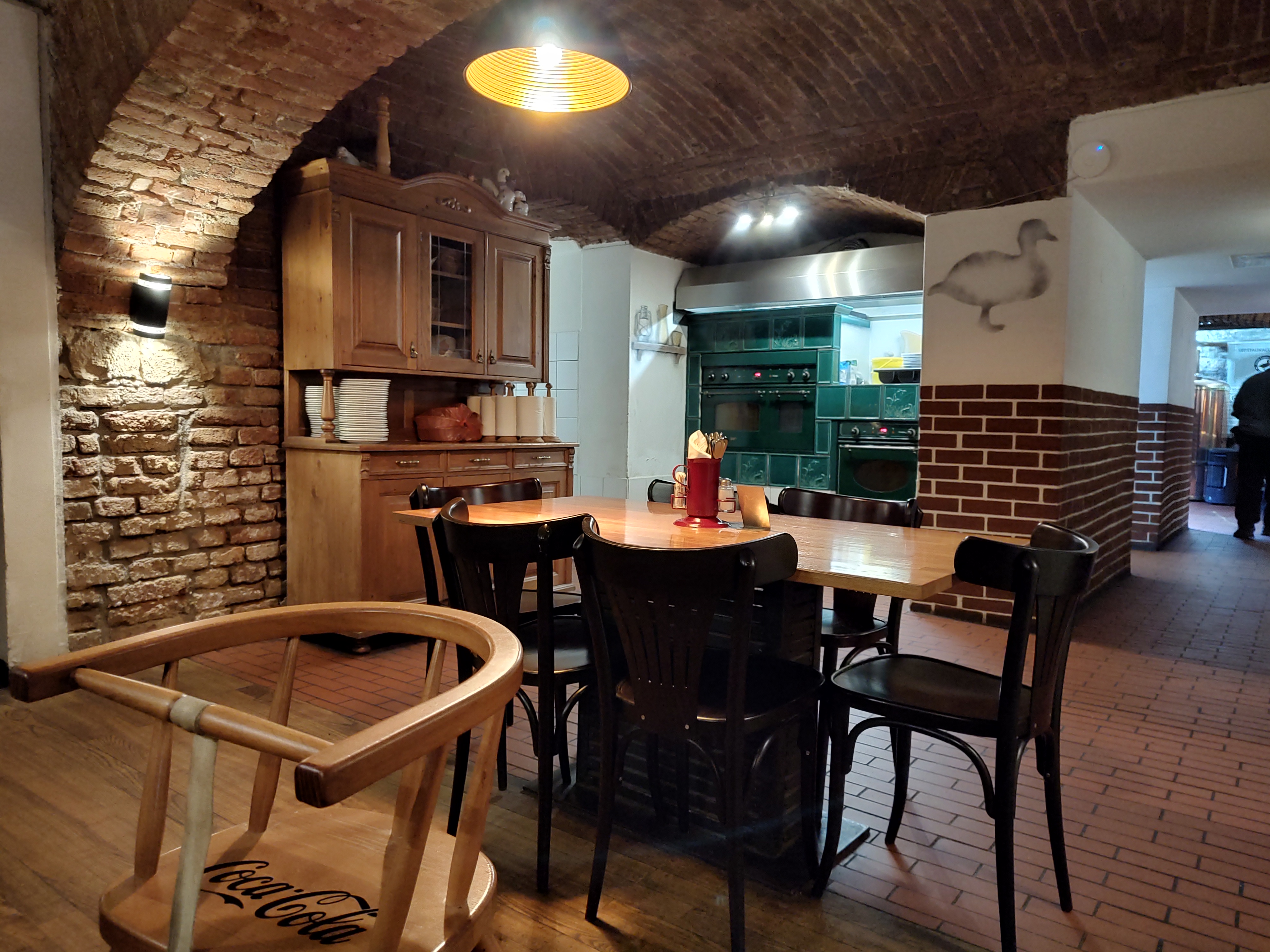 Interior del restaurante Husinec cerca de la Plaza de Wenceslao en Praga