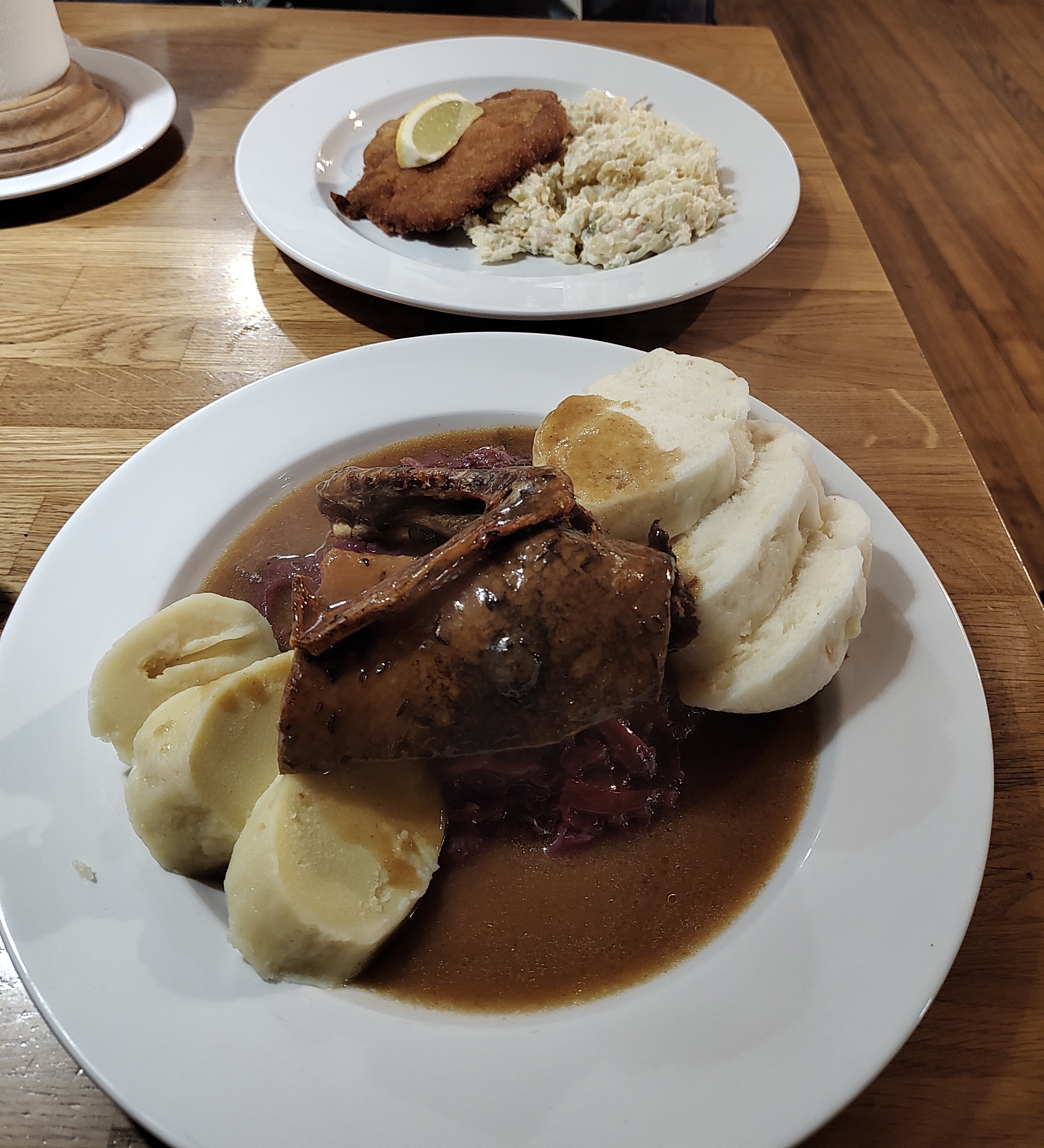 Plato de oca con col y knedlíky del restaurante Husinec en Praga