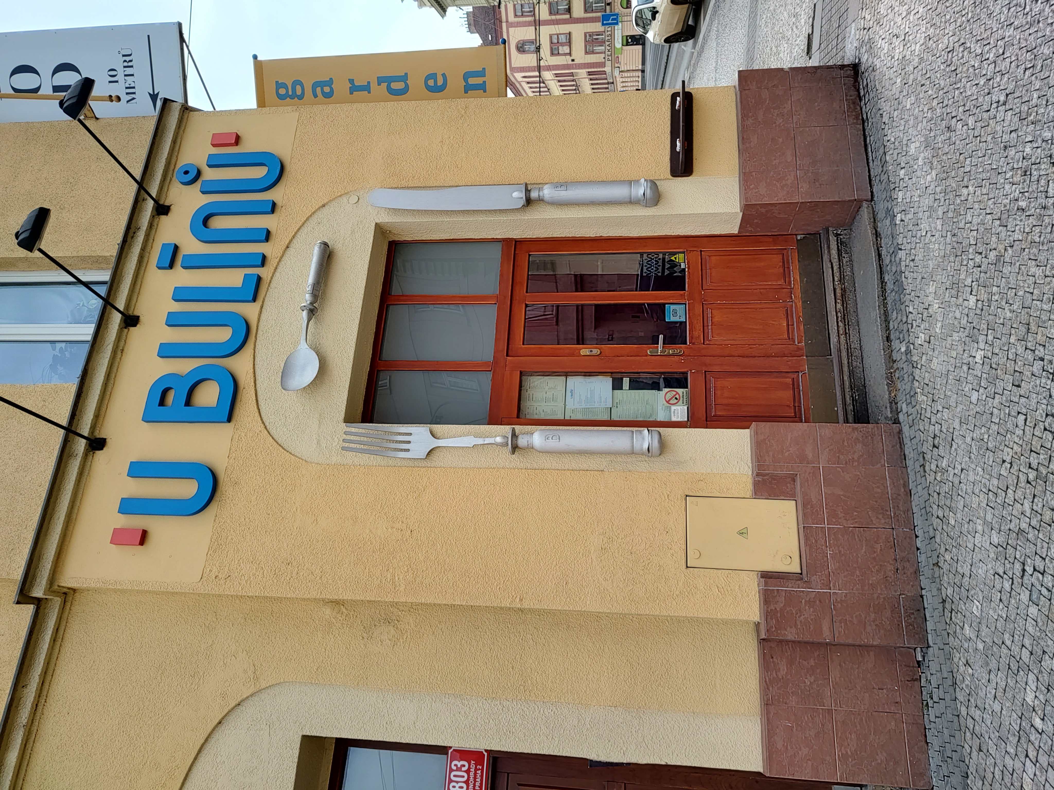 Fachada del restaurante U Bulínů en Praga, restaurante alejado de los circuitos turísticos