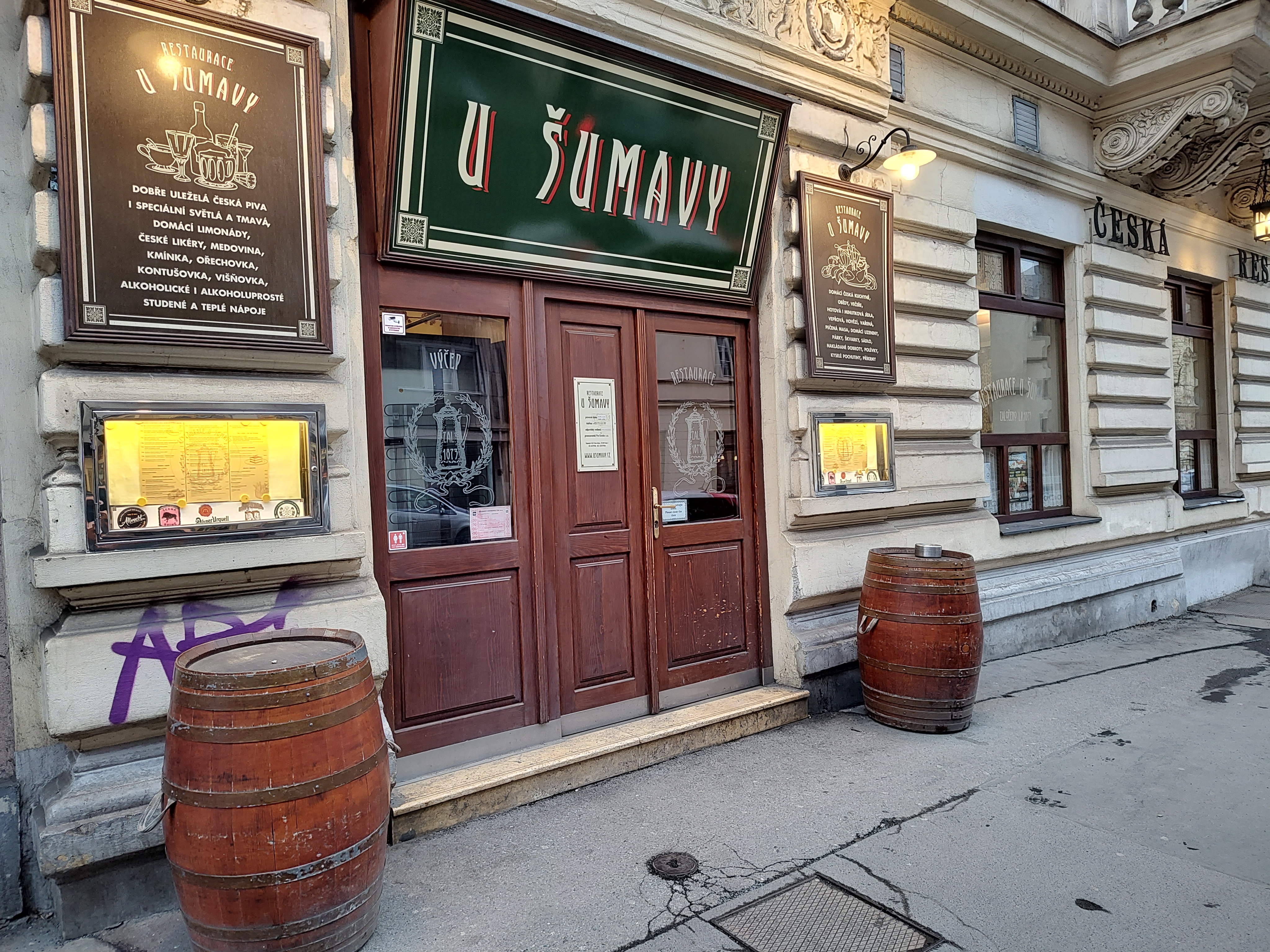 Fachada del restaurante U Šumavy en Praga