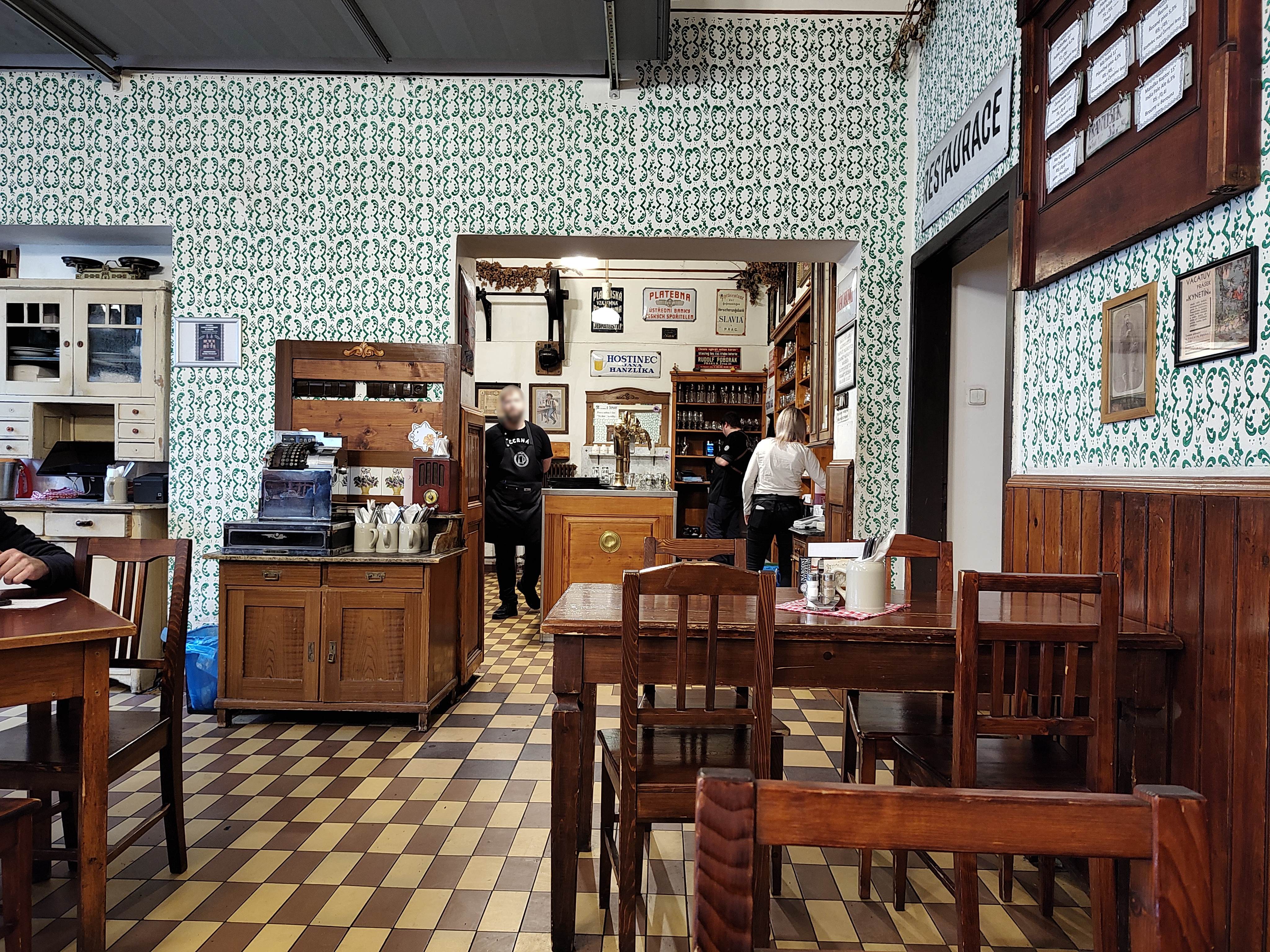 Interior del restaurante U Šumavy en Praga con sus muebles y decoración clásica