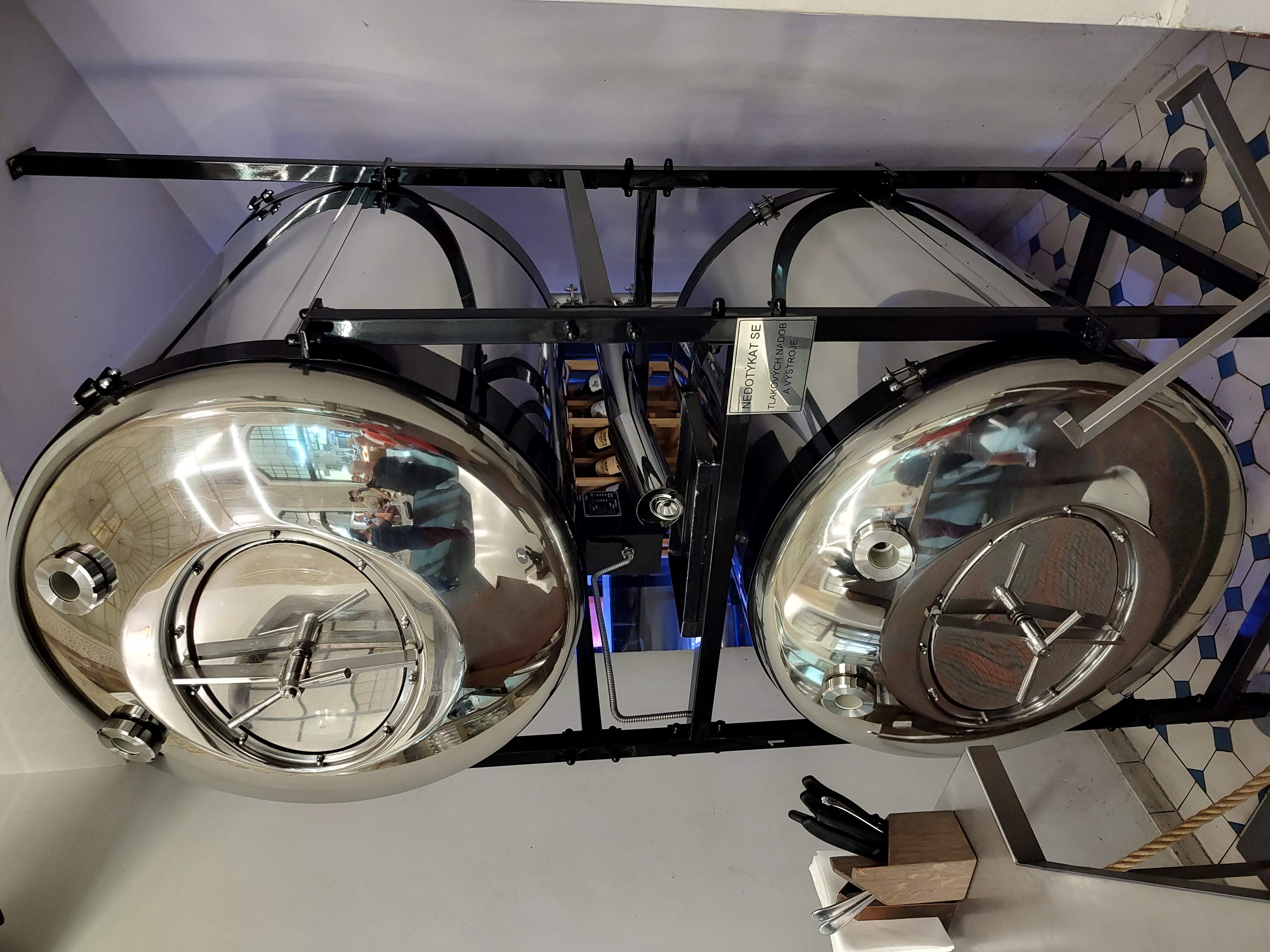 Tanques de cerveza del restaurante Kantýna en Praga