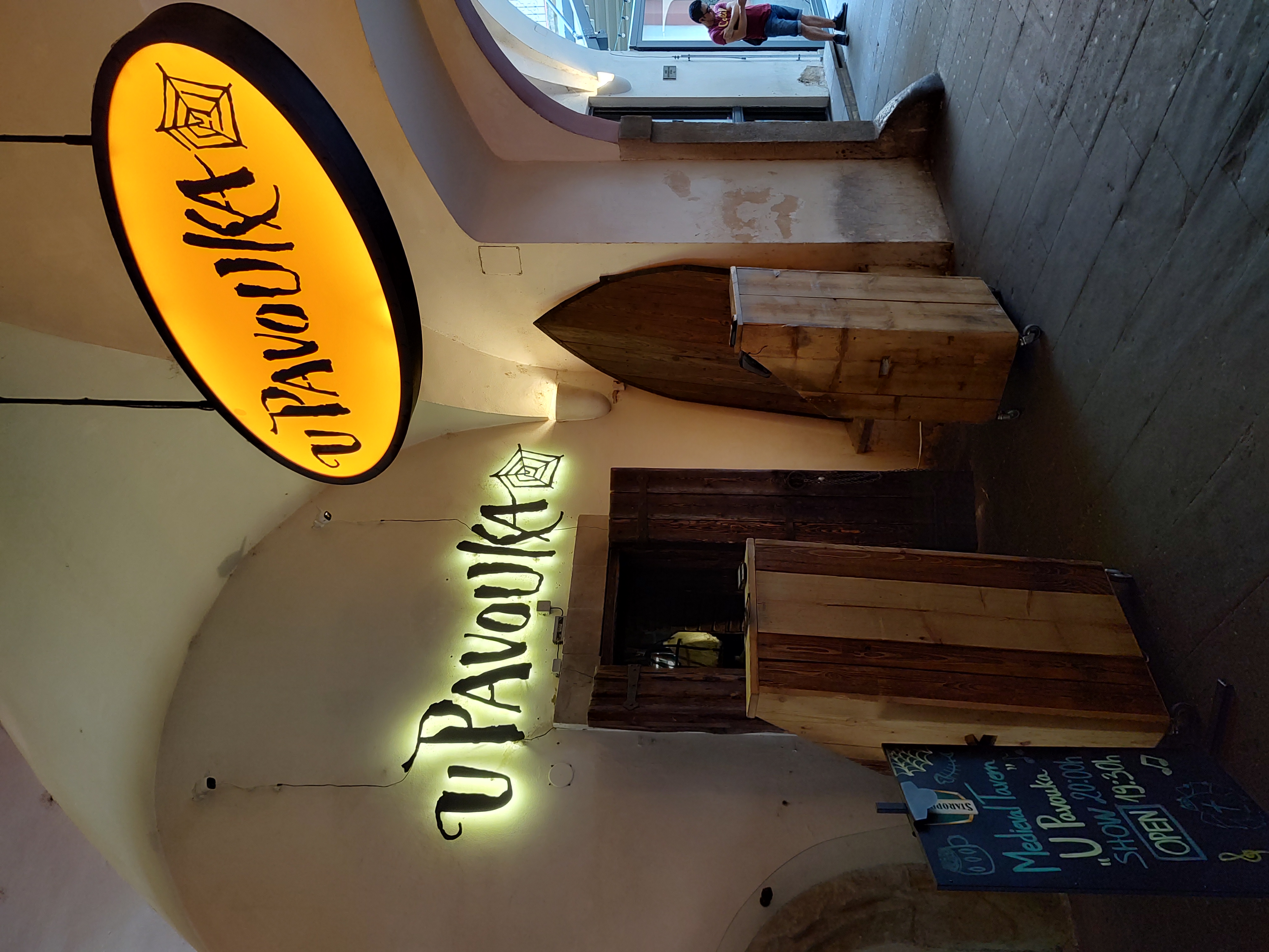 entrada de la taberna medieval Krčma U Pavouka en Praga