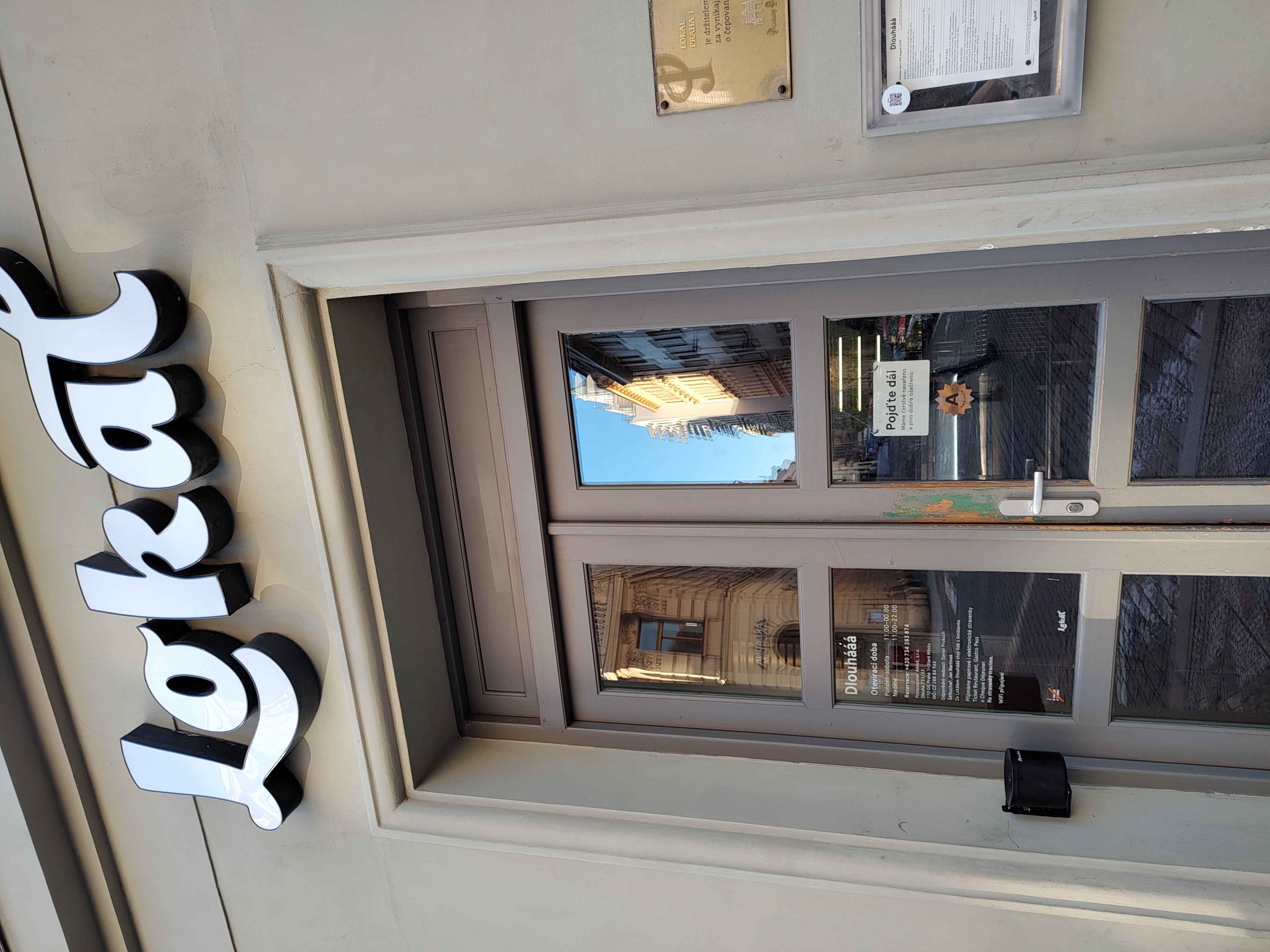 Fachada del restaurante Lokál en Praga