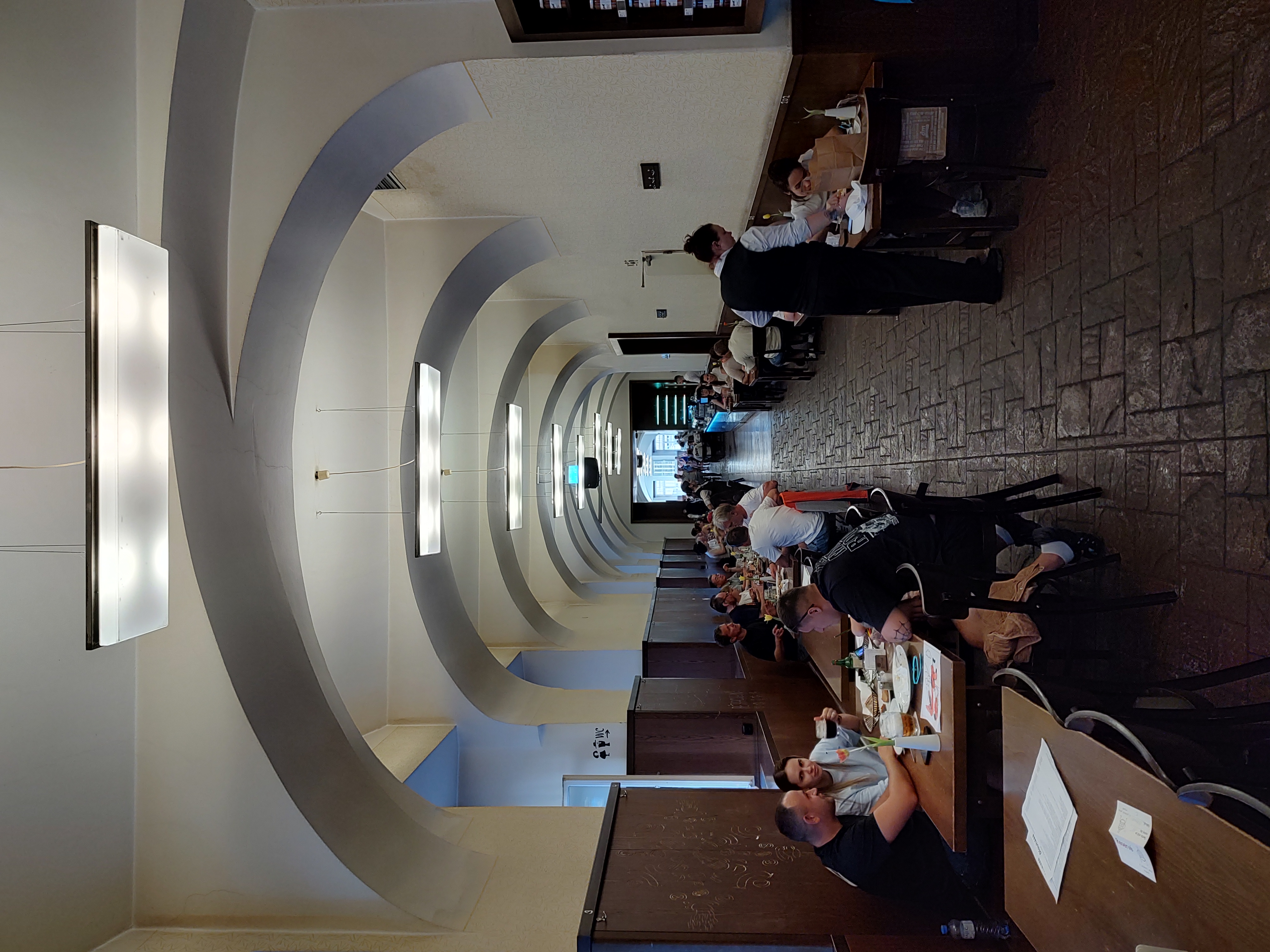 Pasillo principal del restaurante Lokál Dlouhááá en Praga