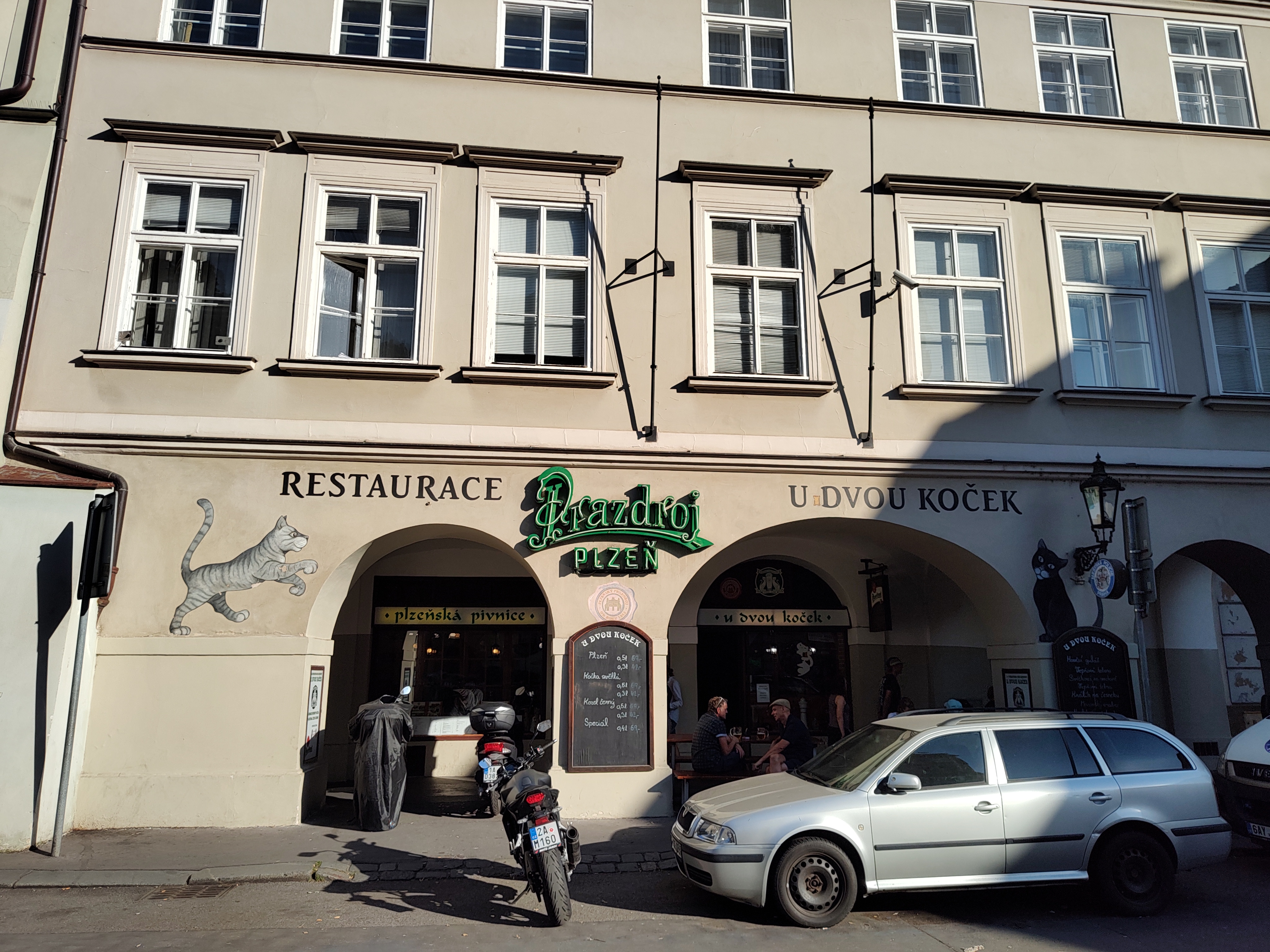 Fachada del restaurante U Dvou koček en Praga