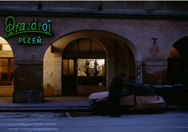 Escena de Vrchní, prchni! donde se ve la fachada de U Dvou koček