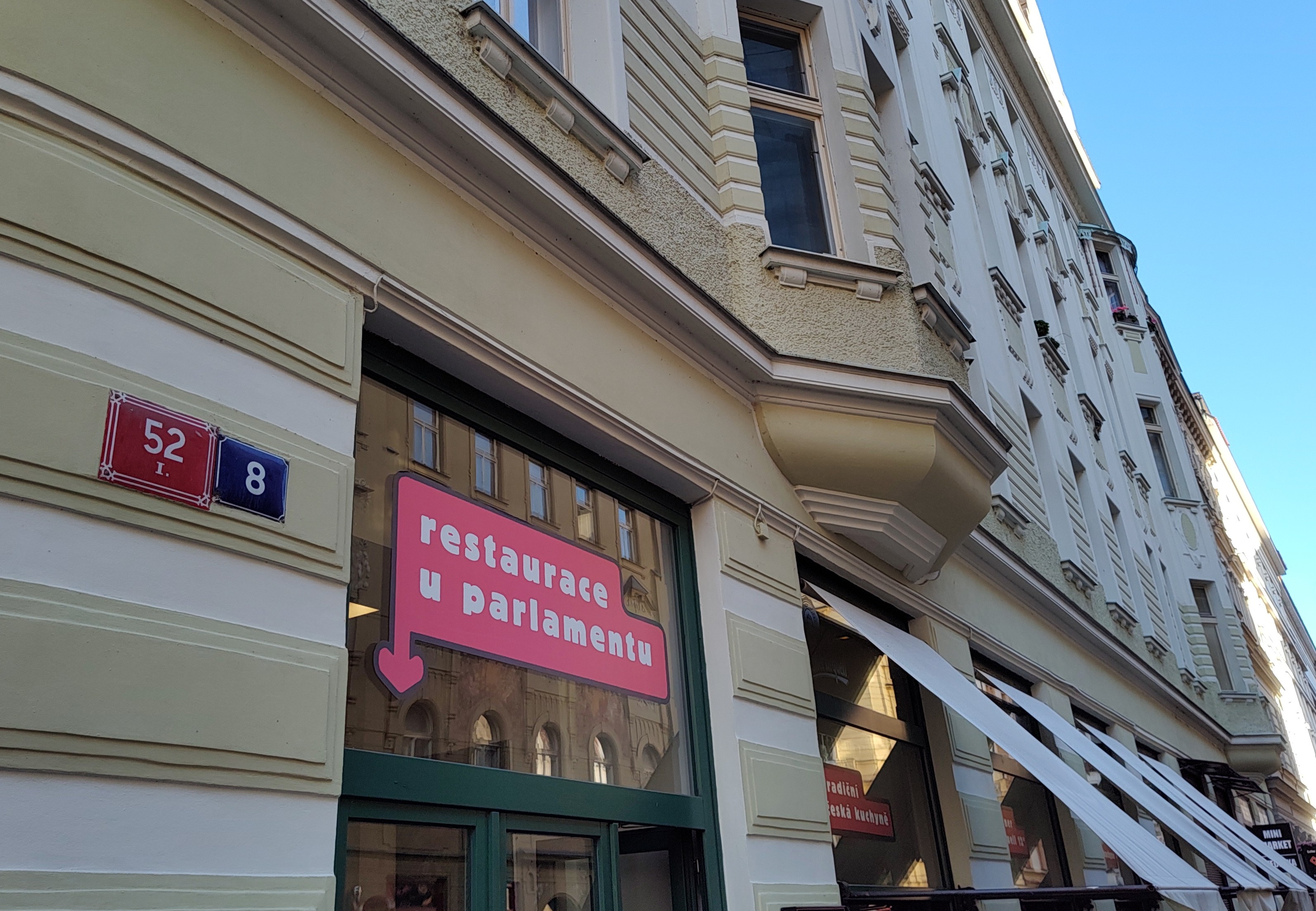 Fachada del restaurante U Parlamentu en Praga
