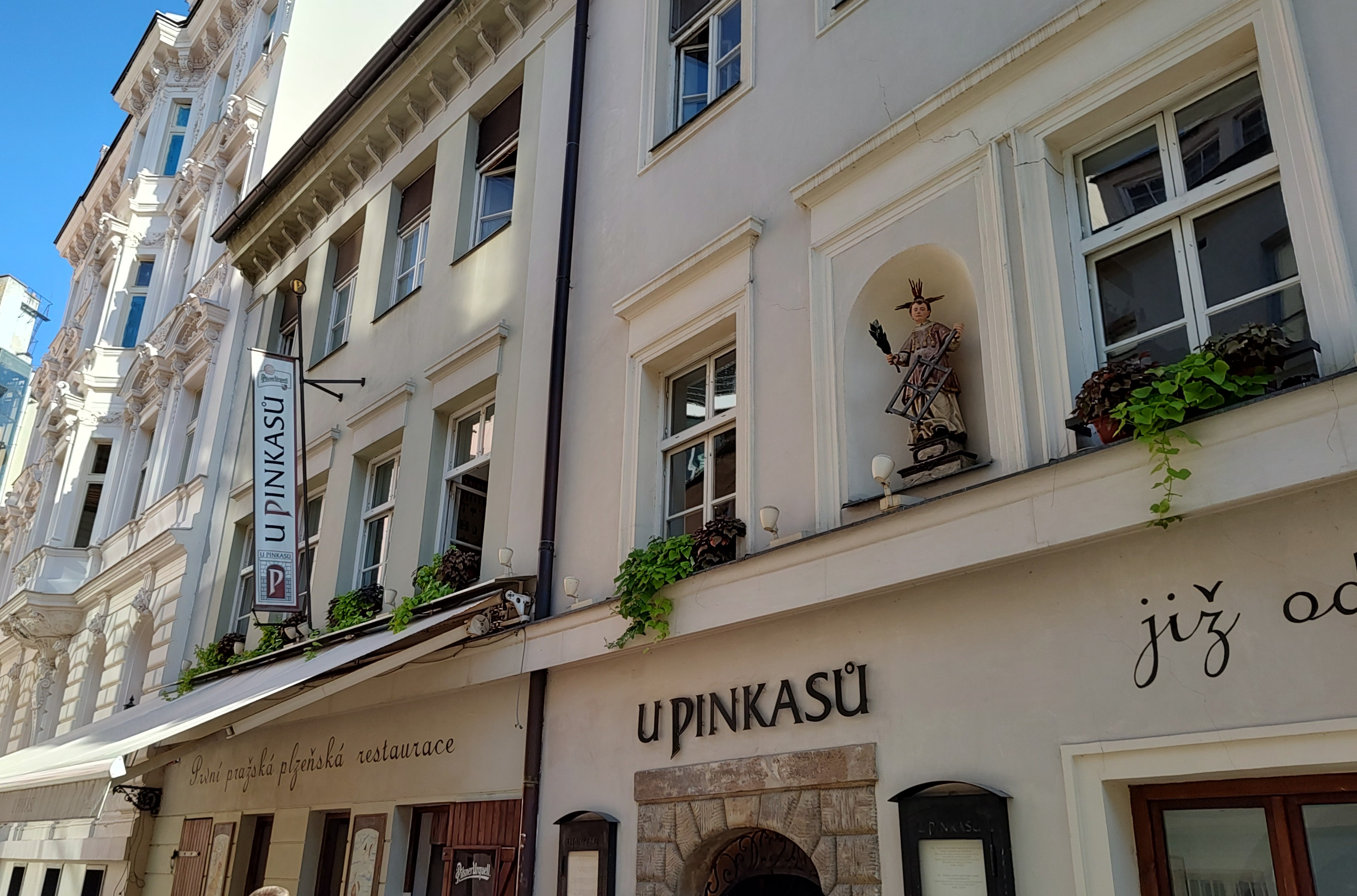 Fachada del restaurante U Pinkasů en Praga