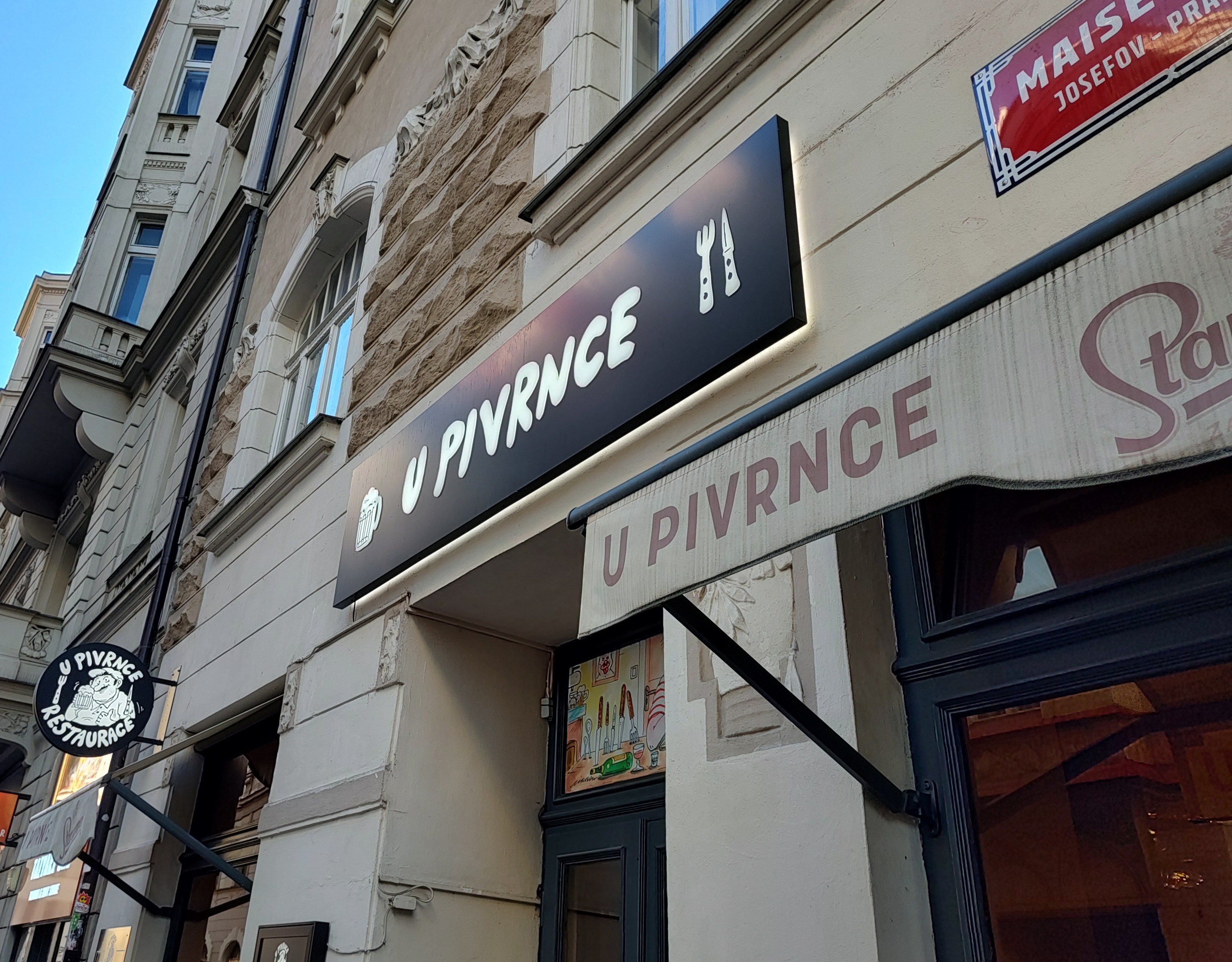 Fachada del restaurante U Pivrnce en la calle Maiselova en Praga
