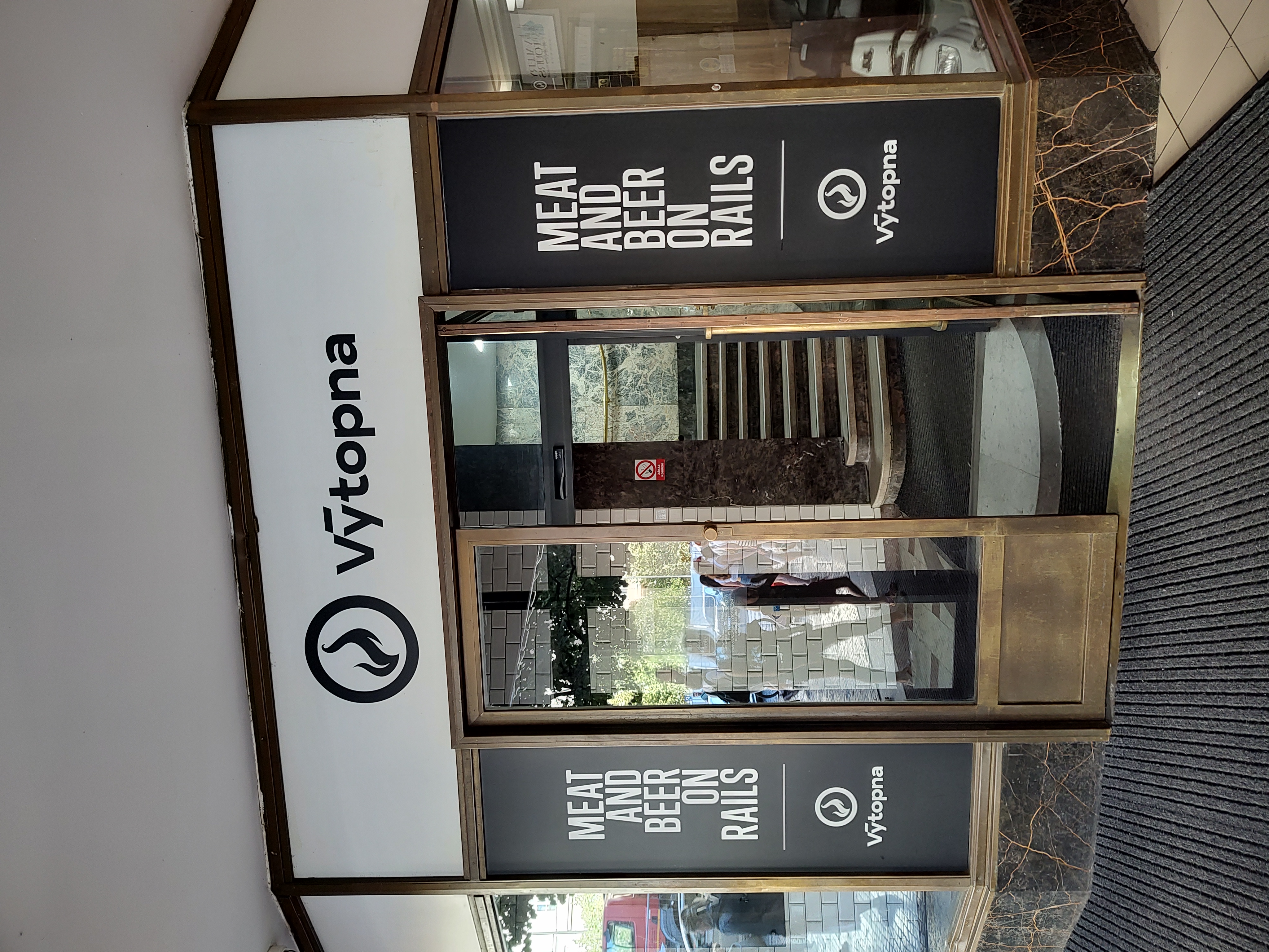 fachada del restaurante Vytopna en Praga