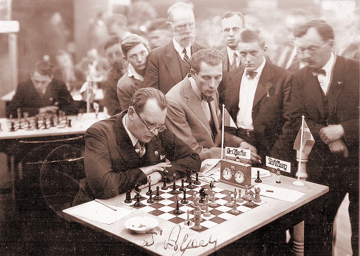 El Campeon Mundial Alexander Alekhine disputando una partida de la Olimpiada de Ajedrez de 1931 en Praga