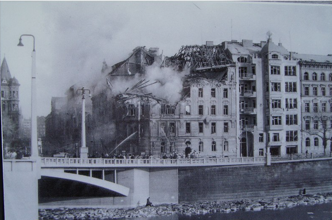 Daños sufridos en la ubicación de la casa danzante tras el bombardeo de 1945