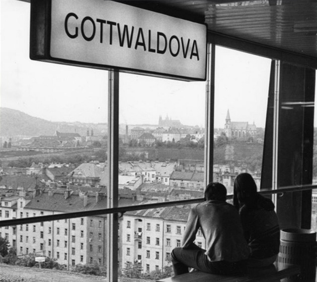 Dos pasajeros disfrutan las vistas desde la estación de metro de Vyšehrad, llamada entonces Gottwaldova.