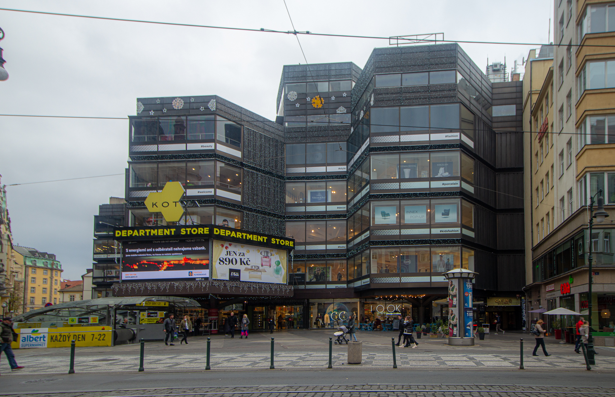 El centro comercial Kotva, situado en la Plaza de la República de Praga