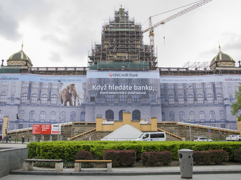 Obras de reconstrucción de la fachada del museo nacional en Praga