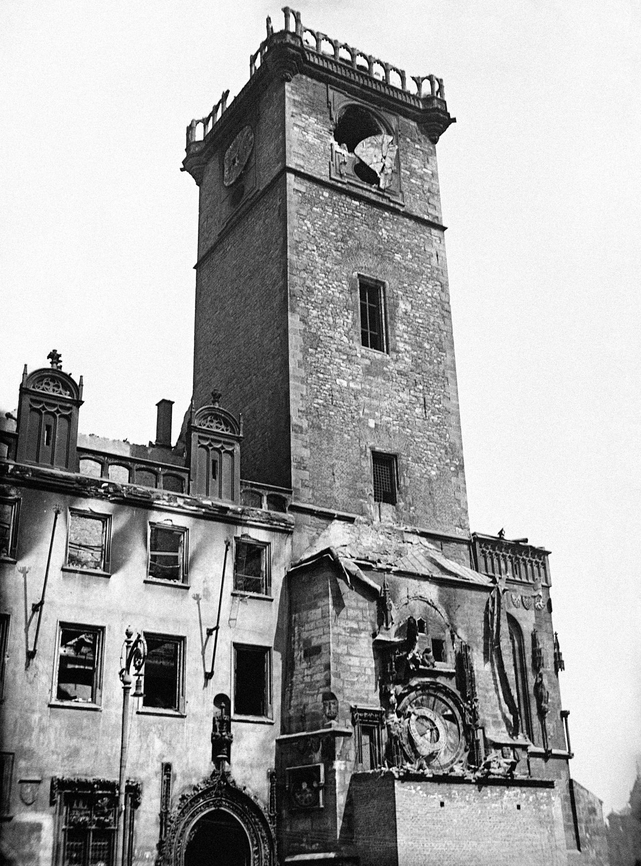 El reloj astronómico de Praga tras los graves daños sufridos en mayo de 1945
