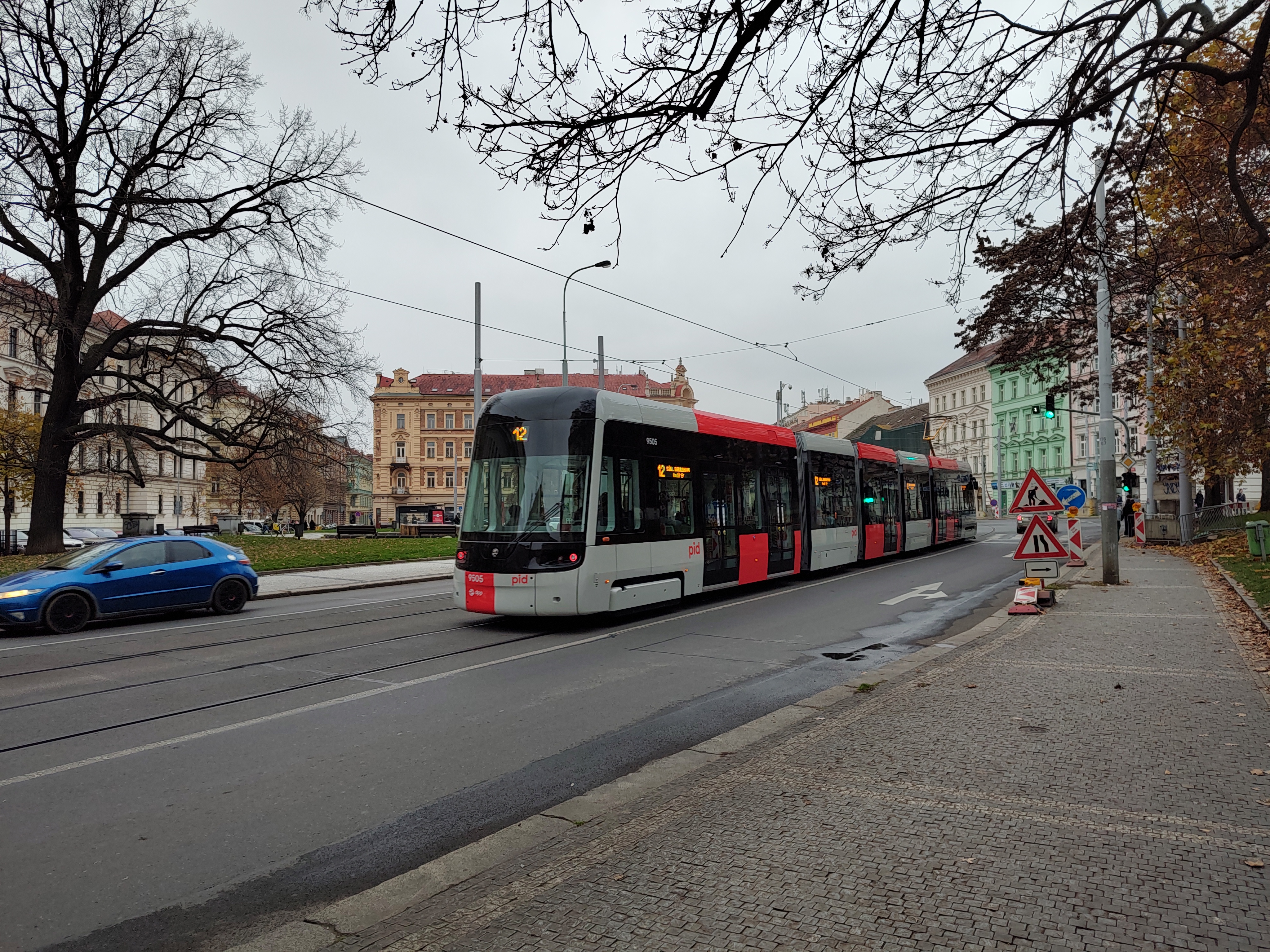 El nuevo tranvía Skoda 52T en Praga