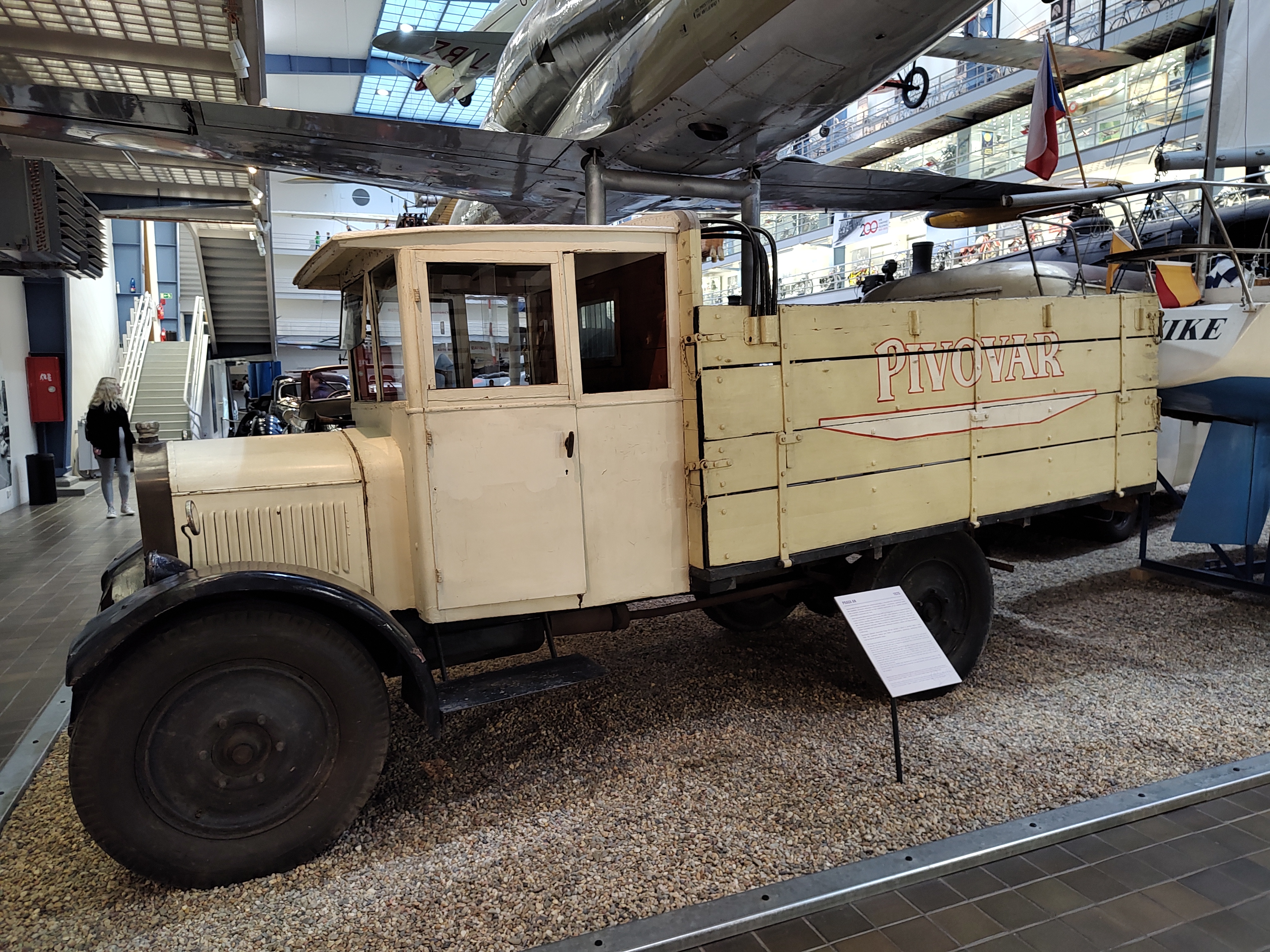 antiguo camión checo de reparto de cerveza