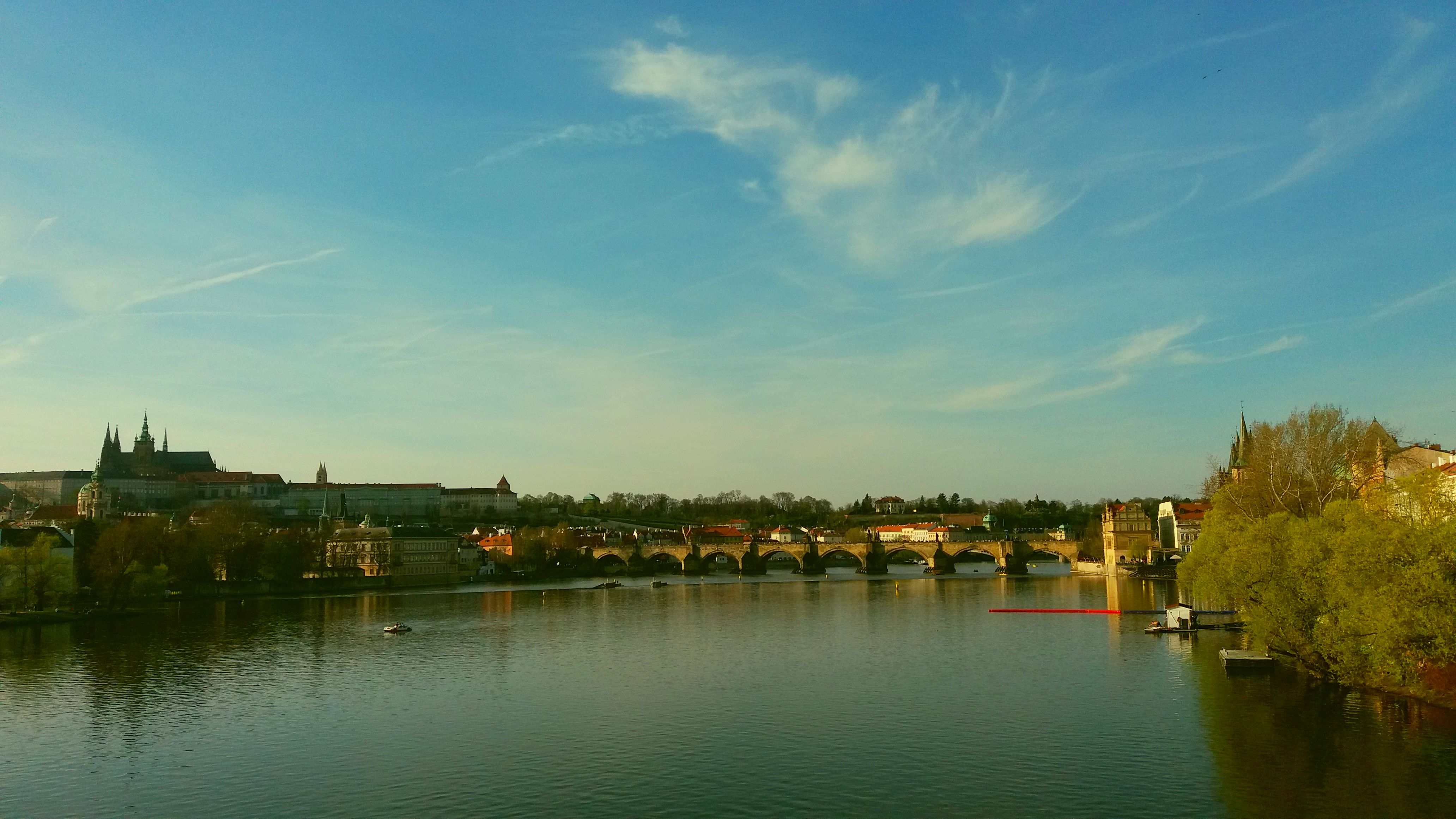 rio Moldava en Praga con el Puente de Carlos