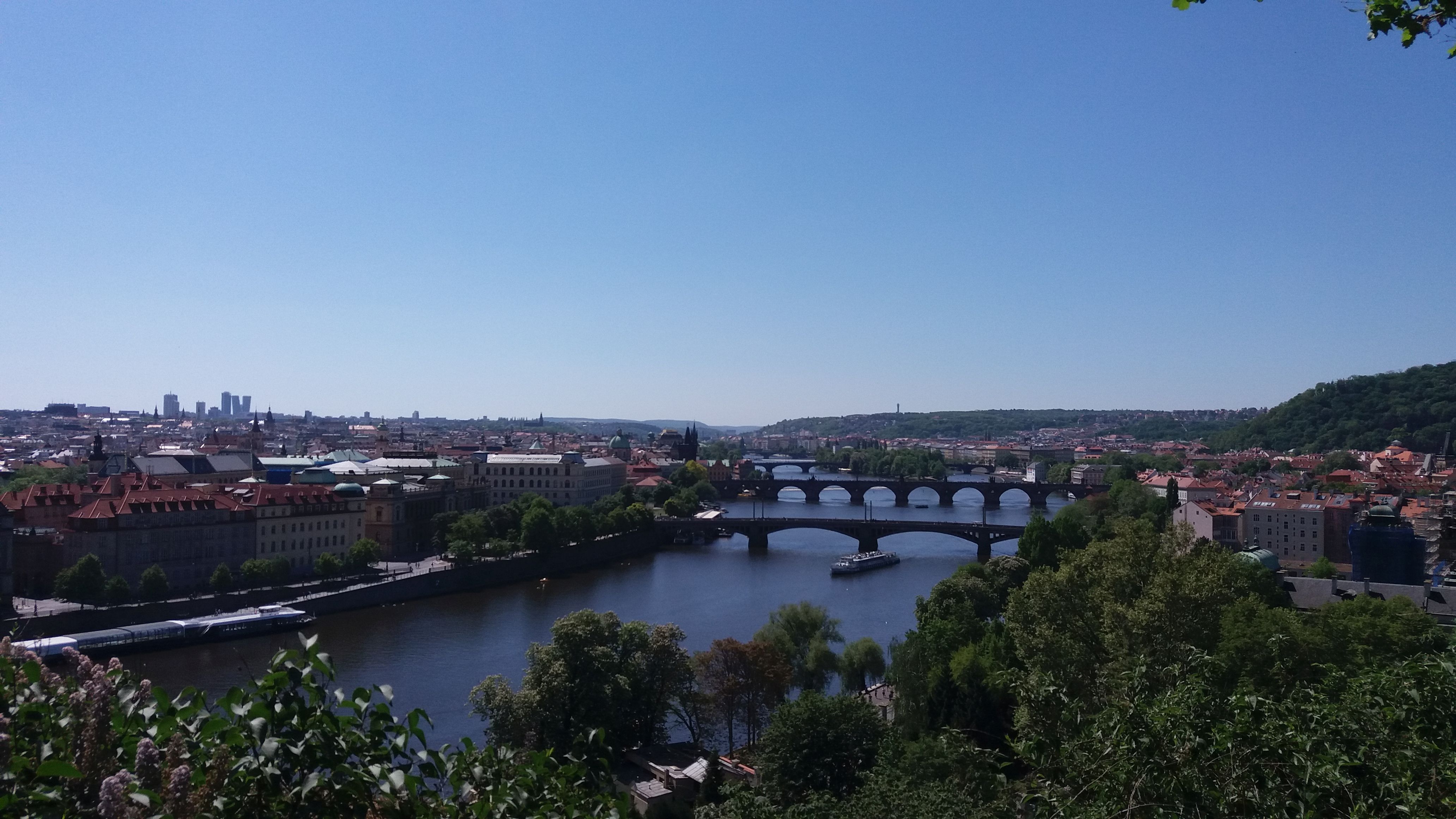 rio Moldava en Praga con el Puente de Carlos