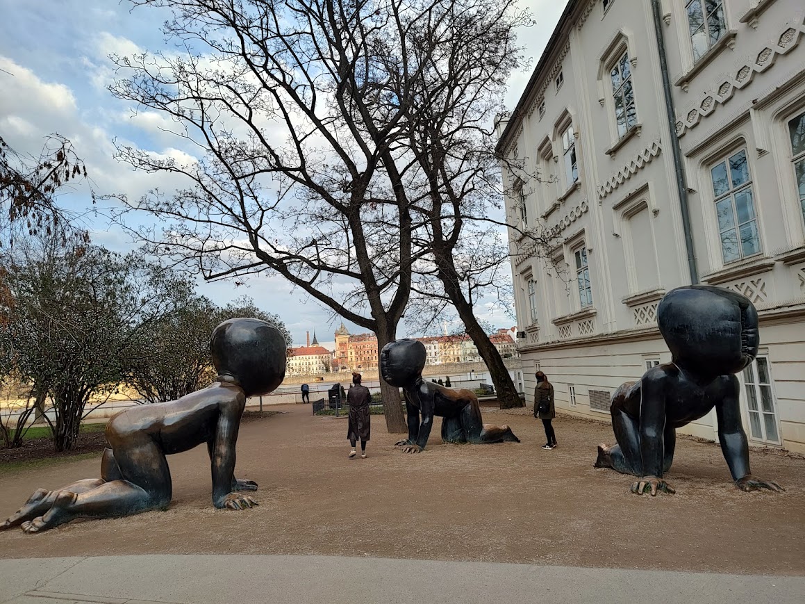 Bebés gigantes, Miminka, estatuas de David Černý en Praga
