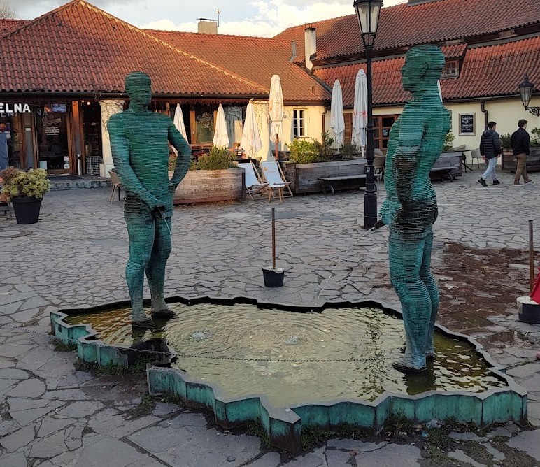 Hombres orinando,čůrající postavy, obra de David Černý en Praga