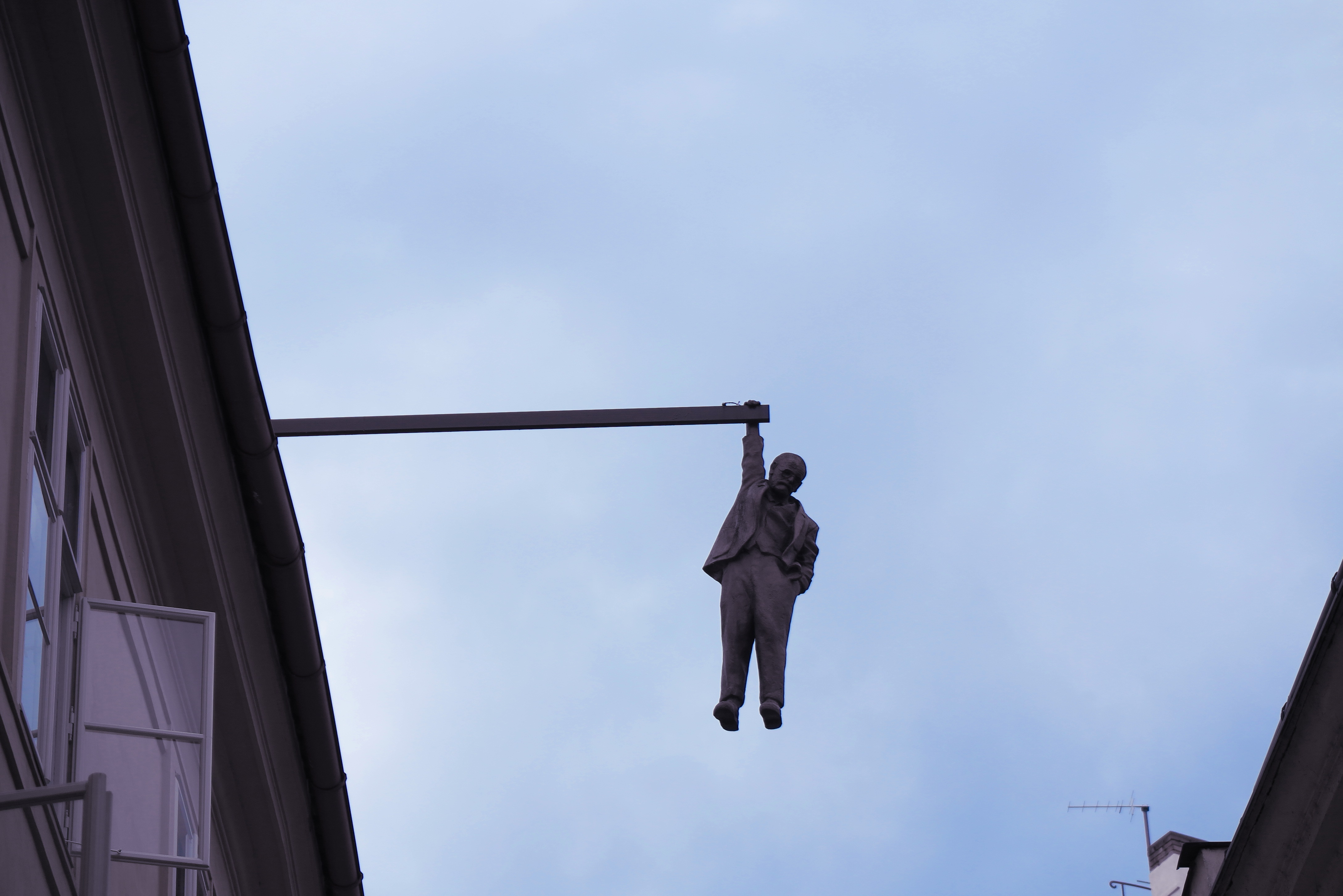 Estatua de Sigmund Freud colgado, estatua de David Černý en Praga