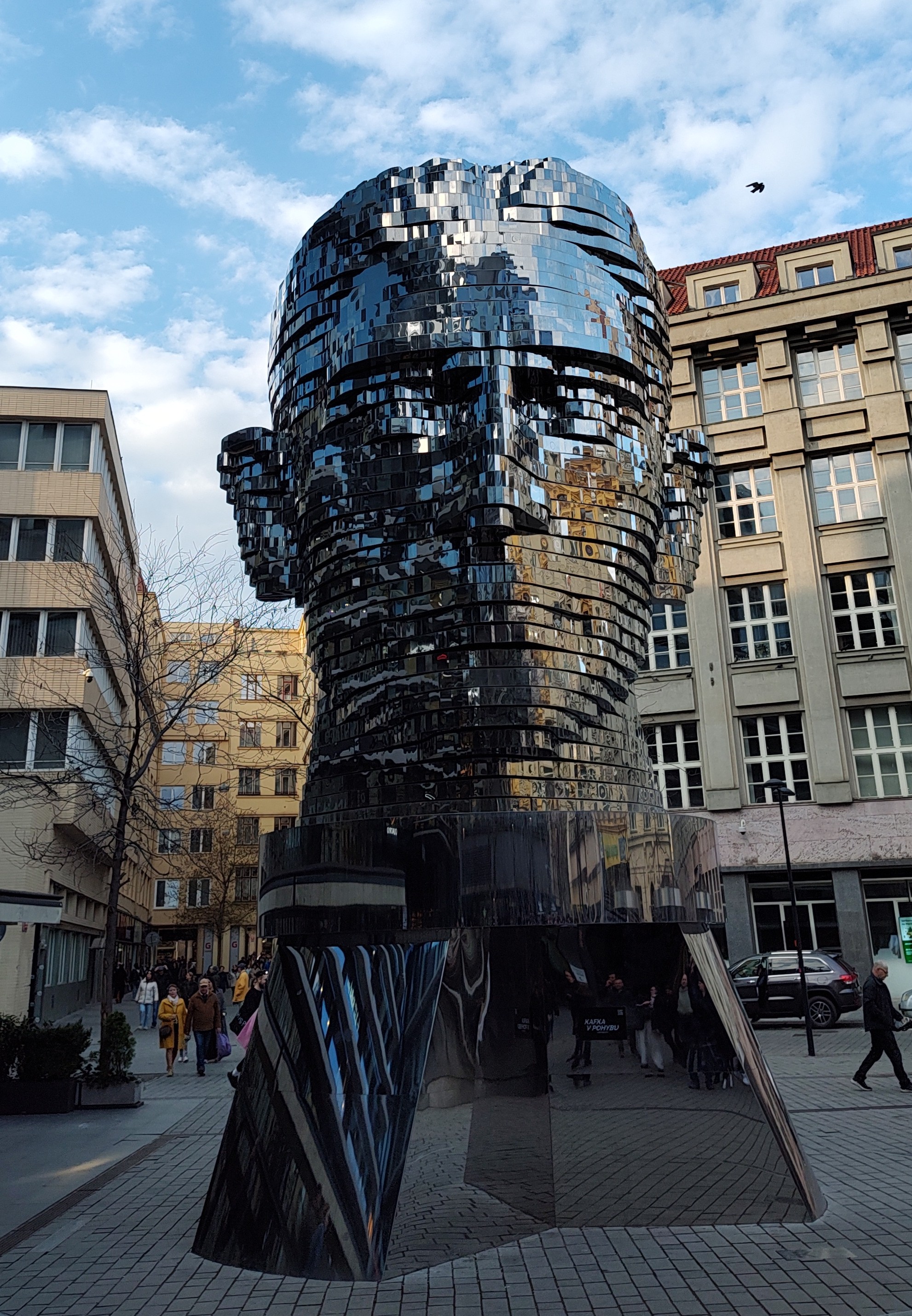 Cabeza giratoria de Franz Kafka, obra de David Černý en Praga