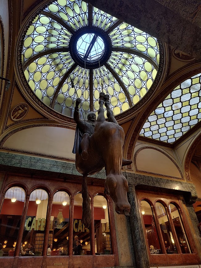 La estatua de San Wenceslao montado en un caballo muerto, Kůň, escultura de David Černý en Praga