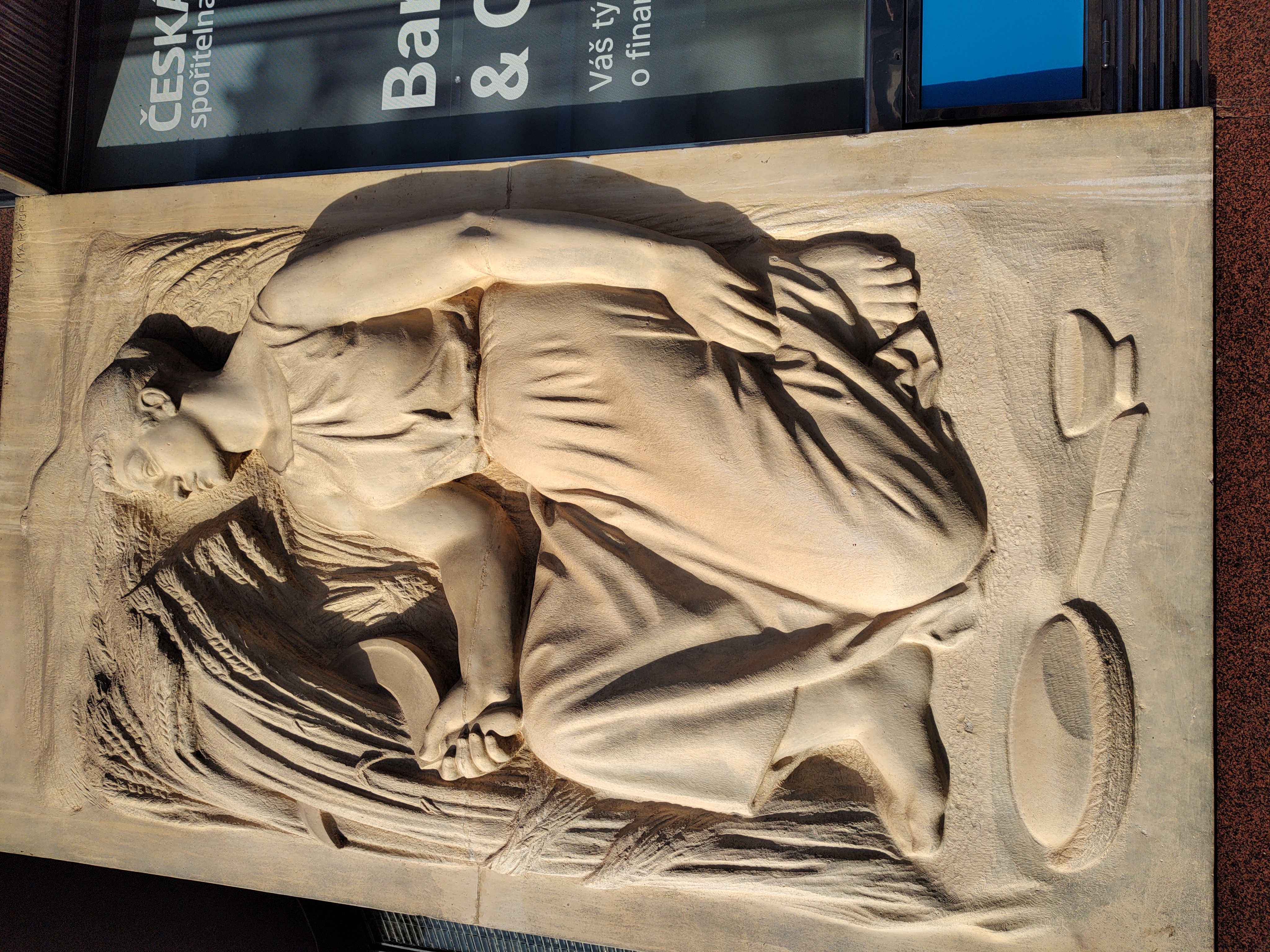 Relieve de campesina con hoz en Praga