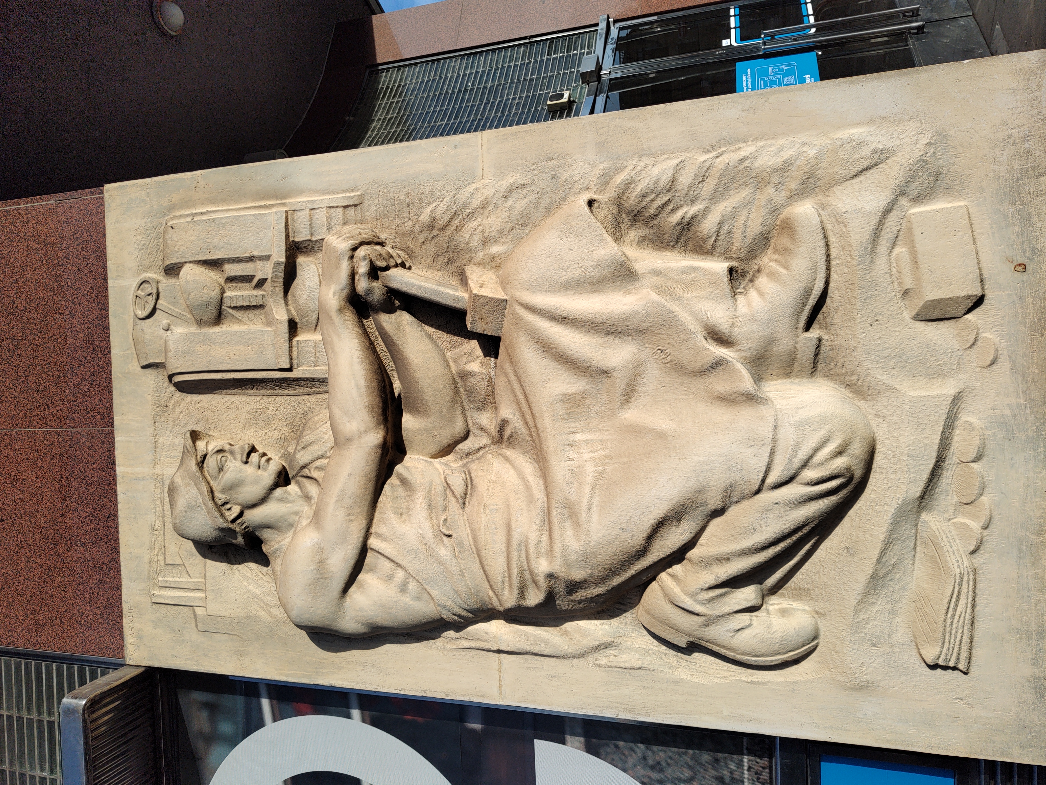Relieve de obrero con martillo en Praga