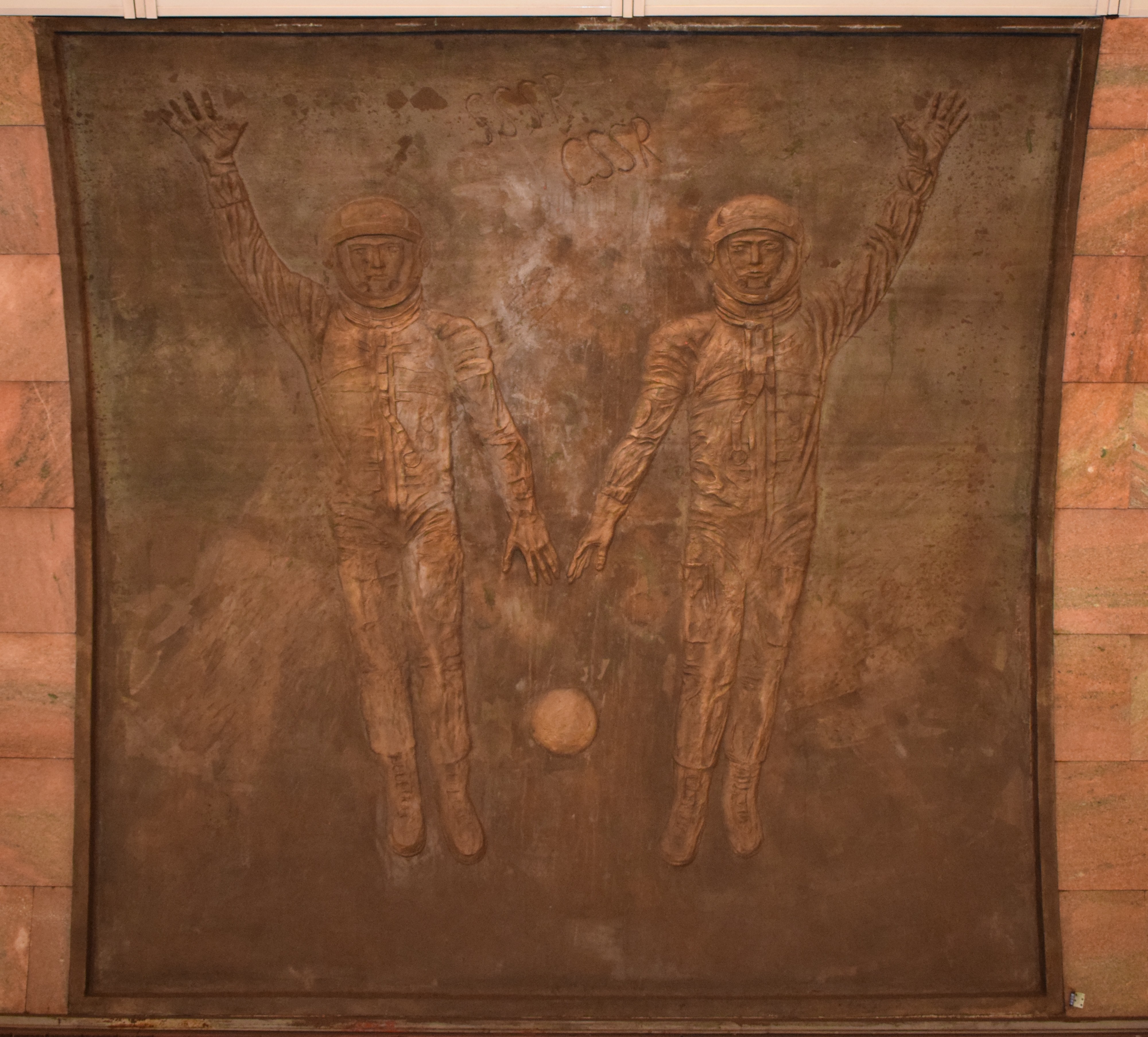 Mural comunista en el metro de Praga