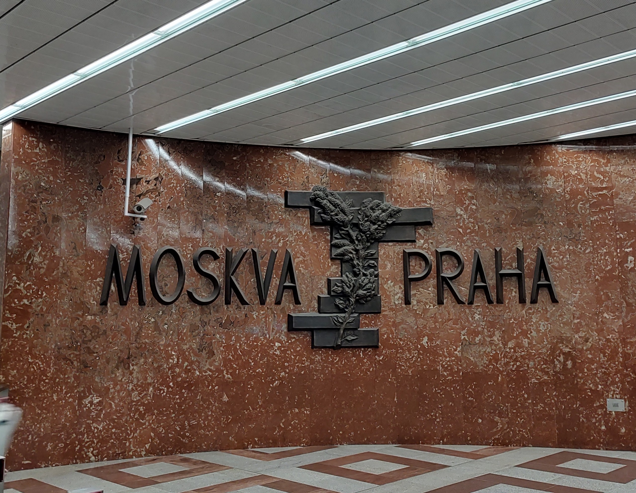 Símbolo de fraternidad comunista en la estación de metro Anděl, Praga