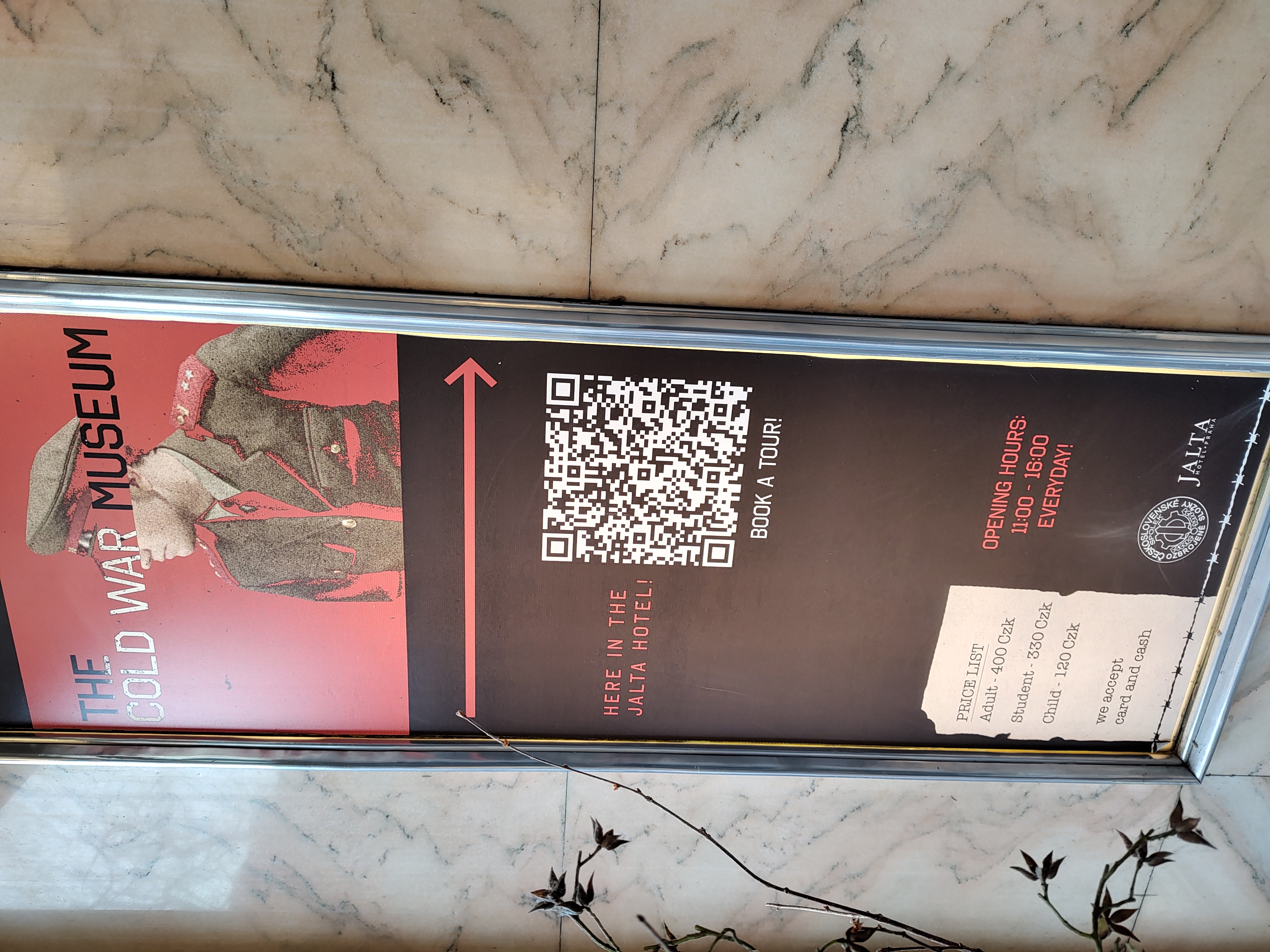 Cartel del museo de la Guerra Fría en el búnker del Hotel Jalta, Praga