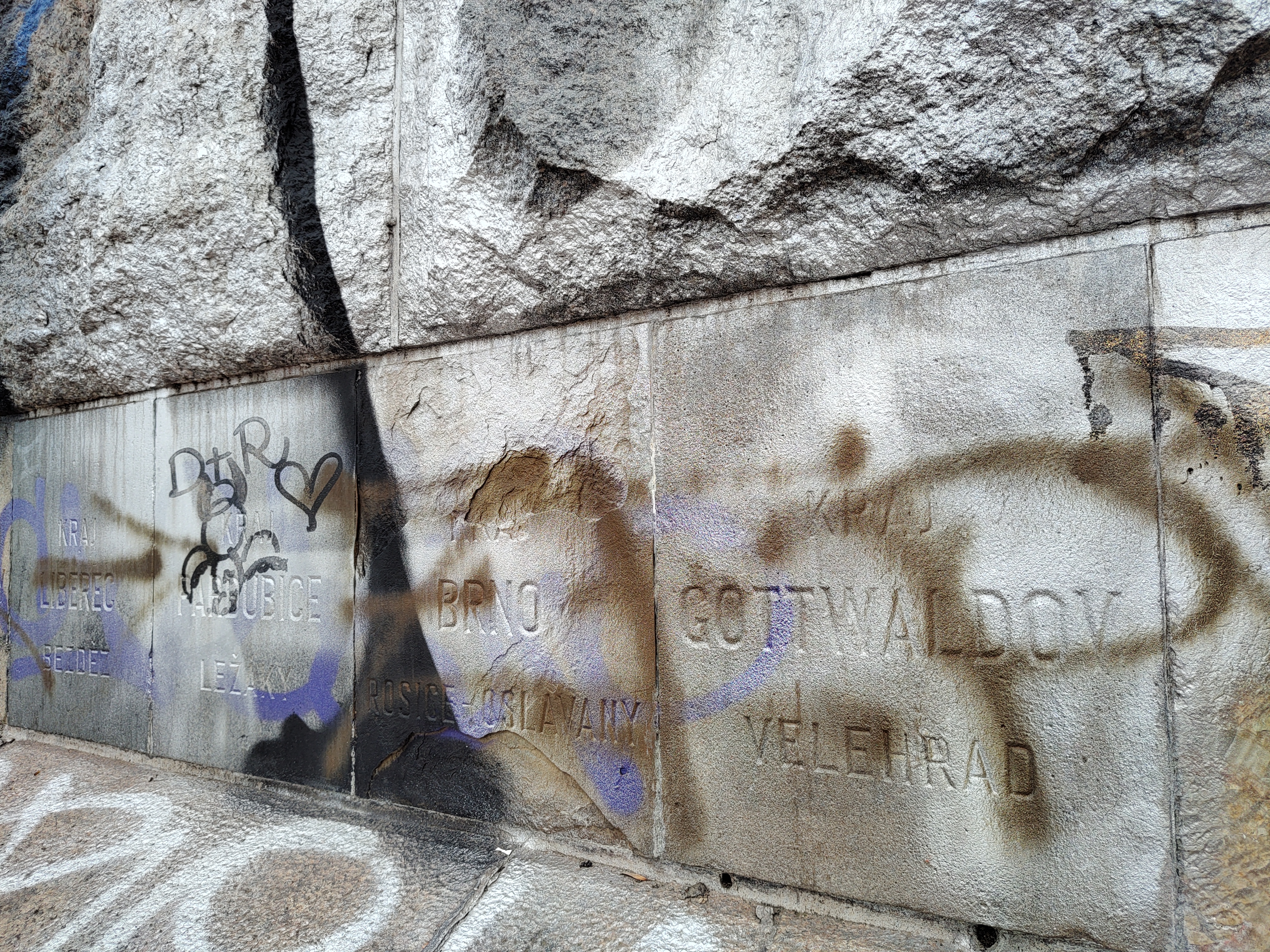 Base del metrónomo de Praga con material proveniente de distintas canteras del país