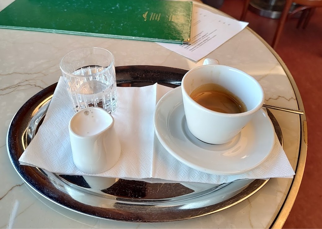 Café del Café Slavia, una cafetería histórica en Praga