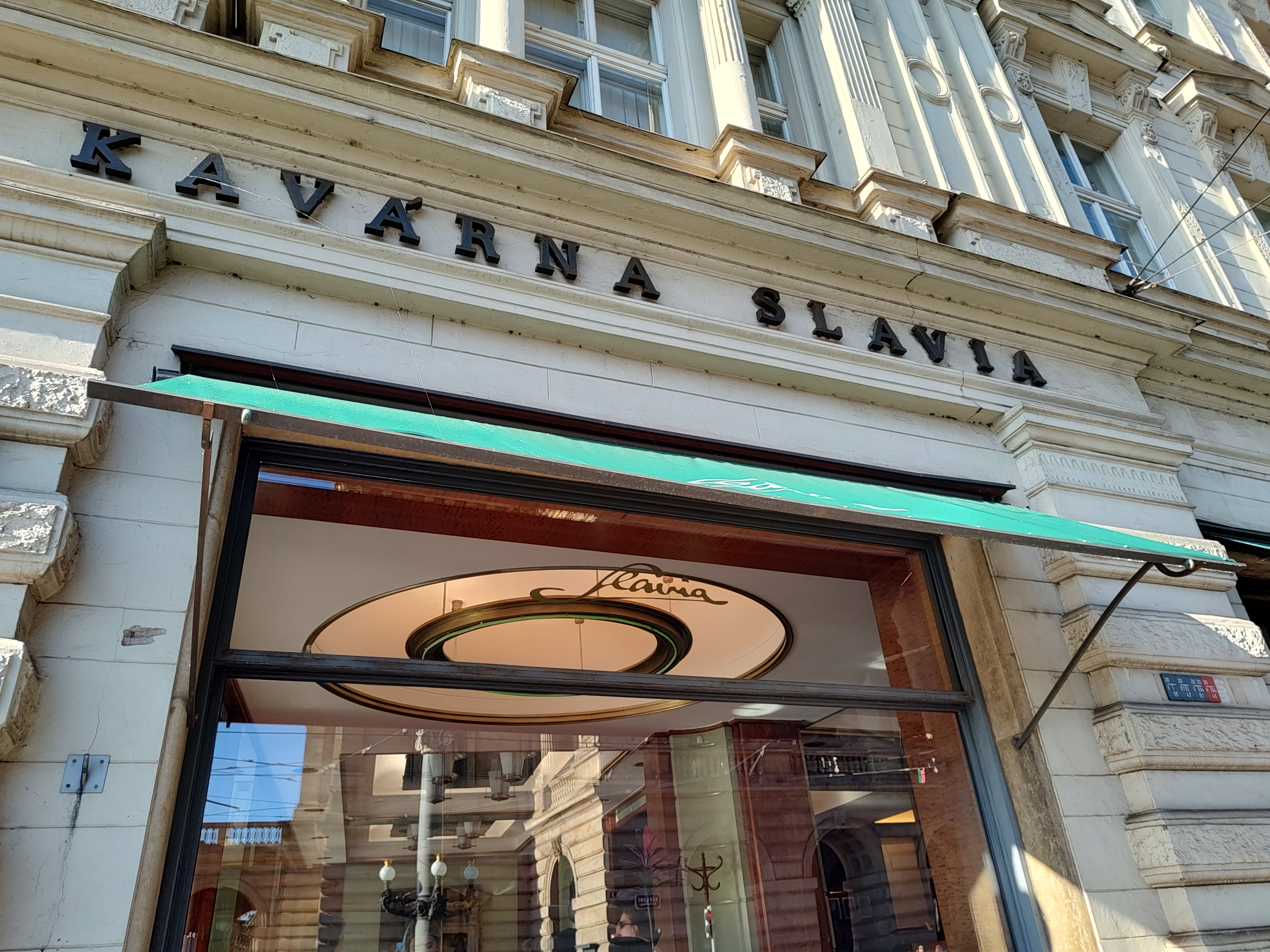 Café Slavia, una cafetería histórica en Praga con vistas al río Moldava