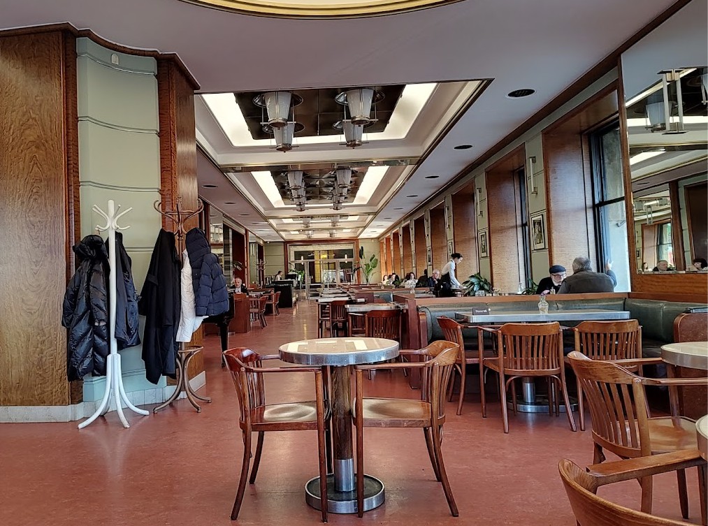 Interior del Café Slavia, una cafetería histórica en Praga