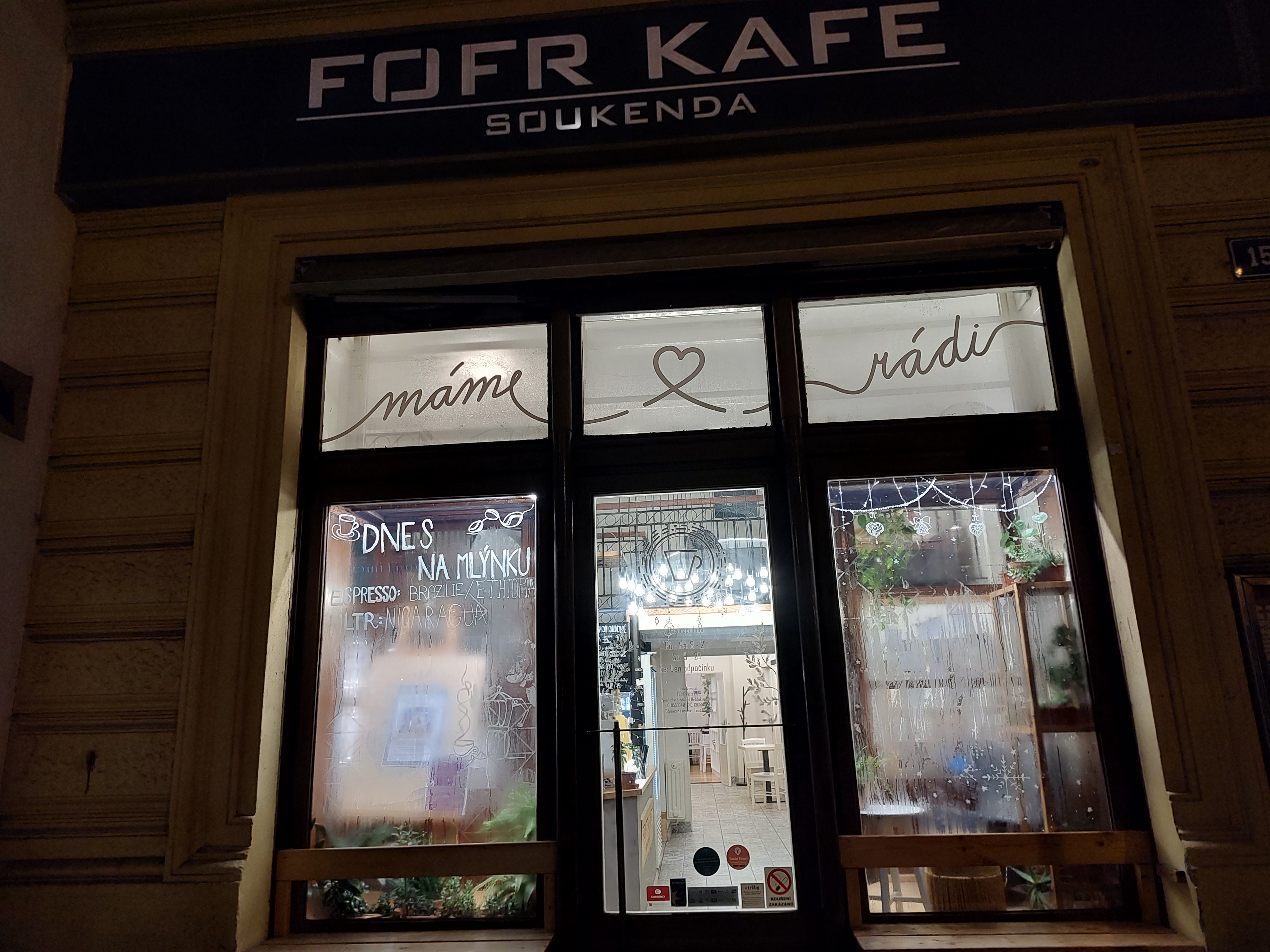 FofrKafe, una cafetería de especialidad en Praga con mucho espacio interior